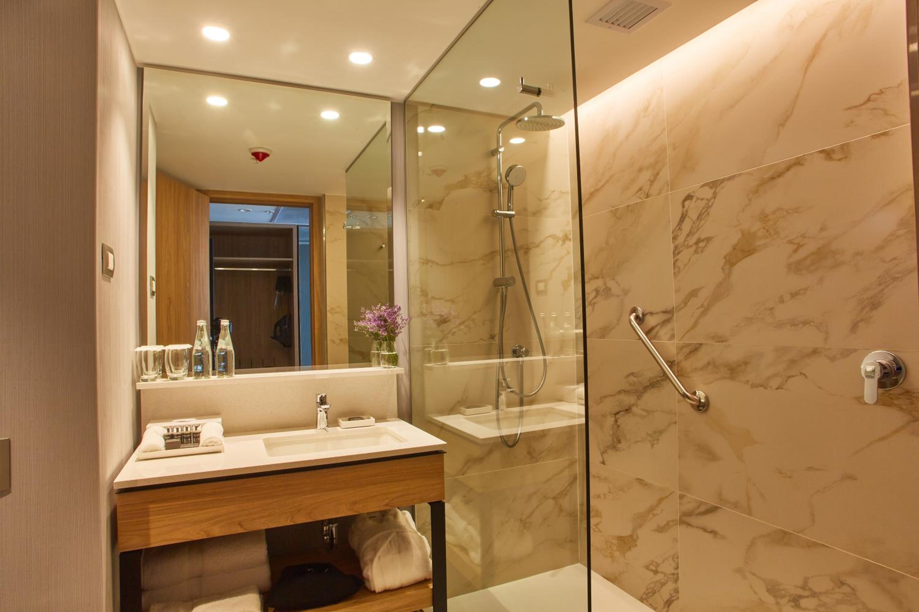 Deluxe King Room - Photo 3
