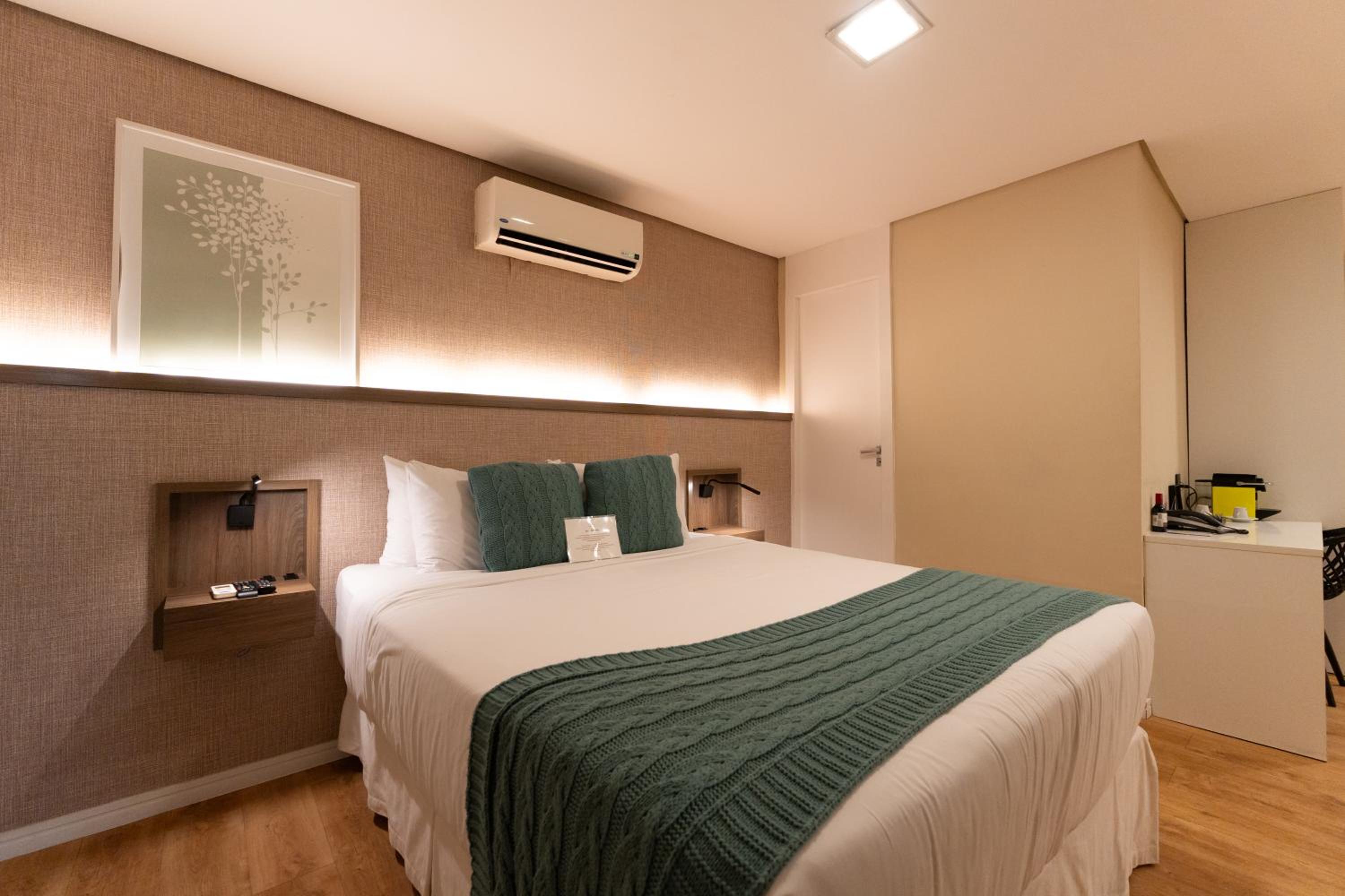 Suite with Bathtub
