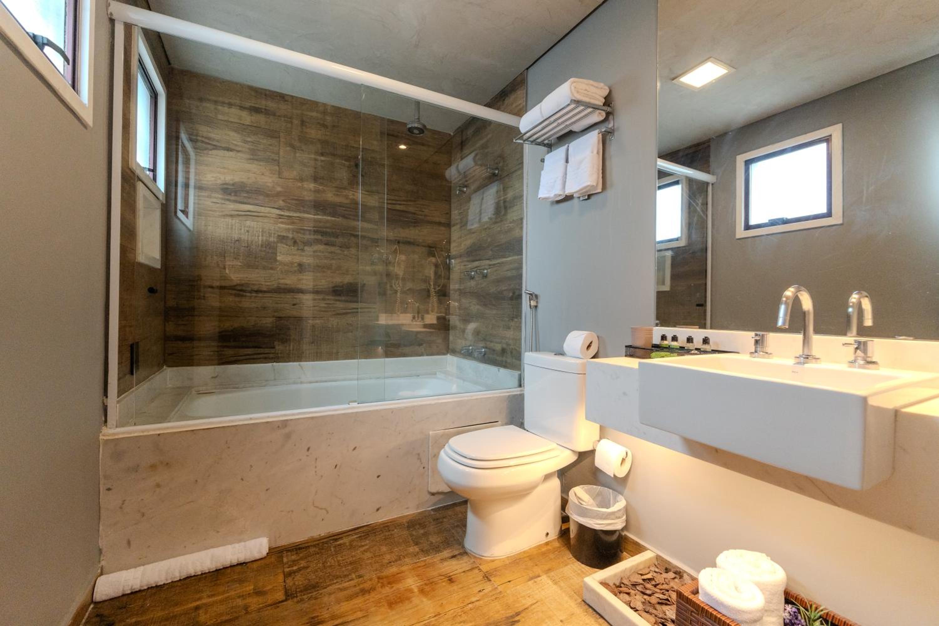 Suite with Bathtub thumbnail 6