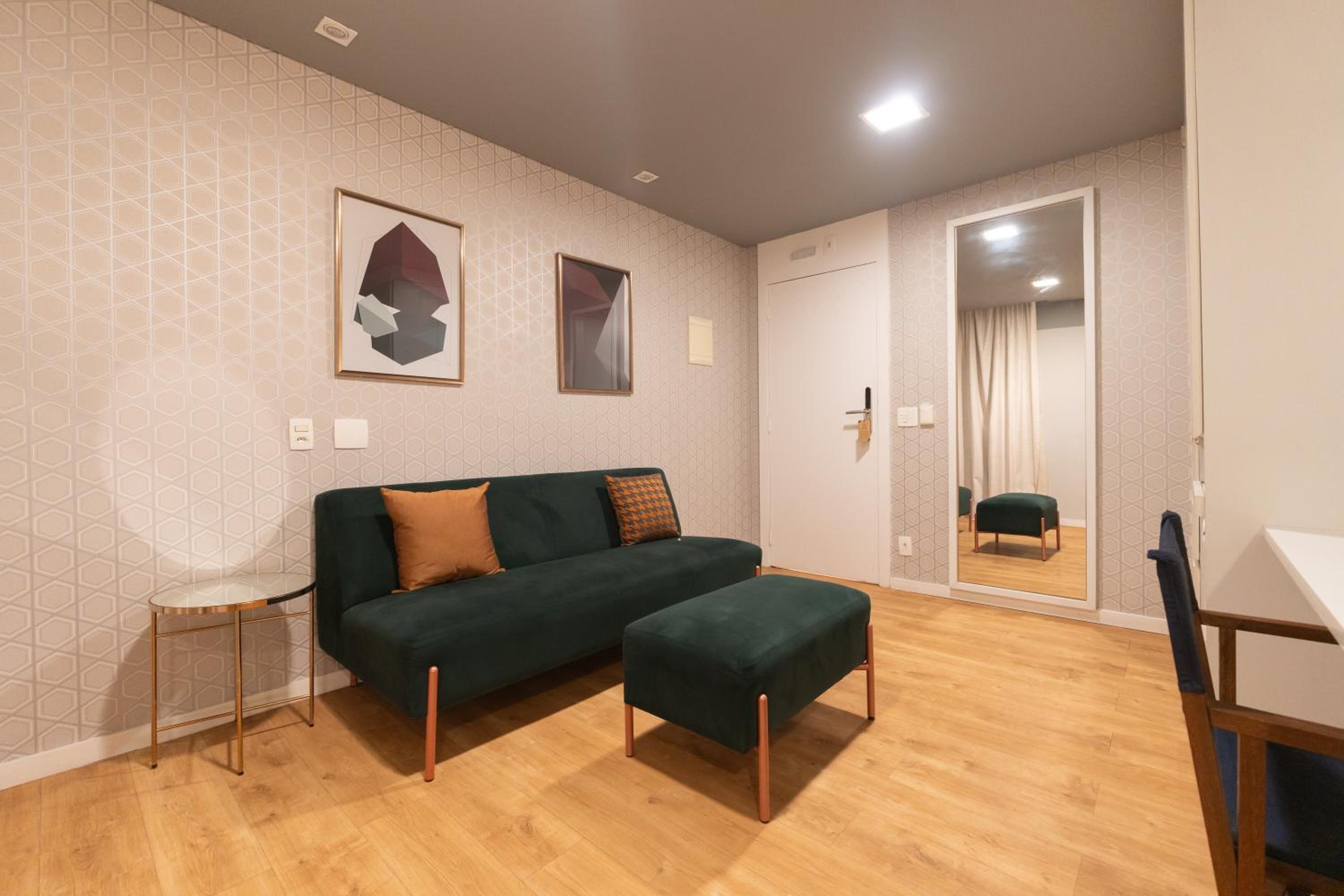 Suite with Bathtub