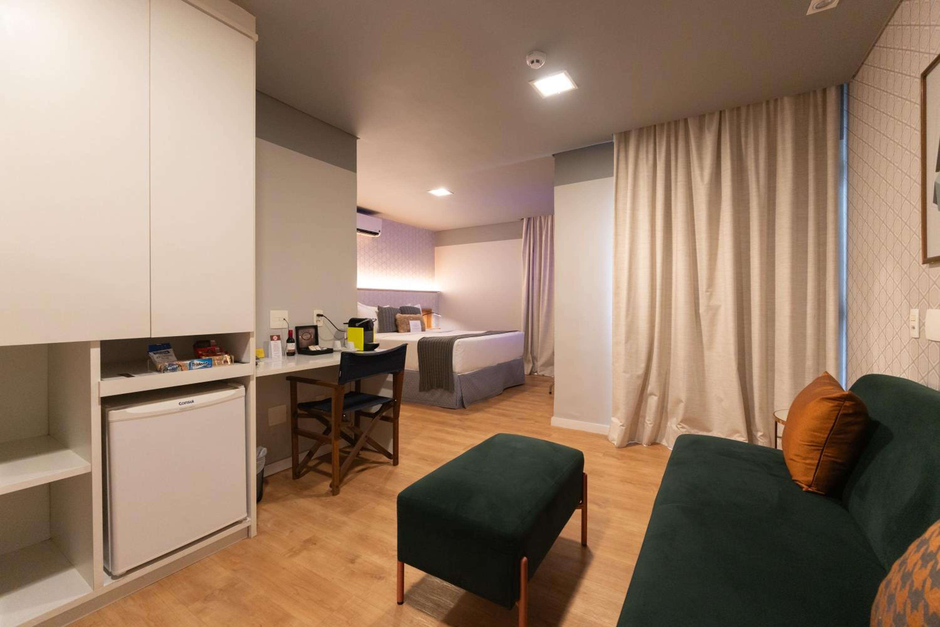 Suite with Bathtub