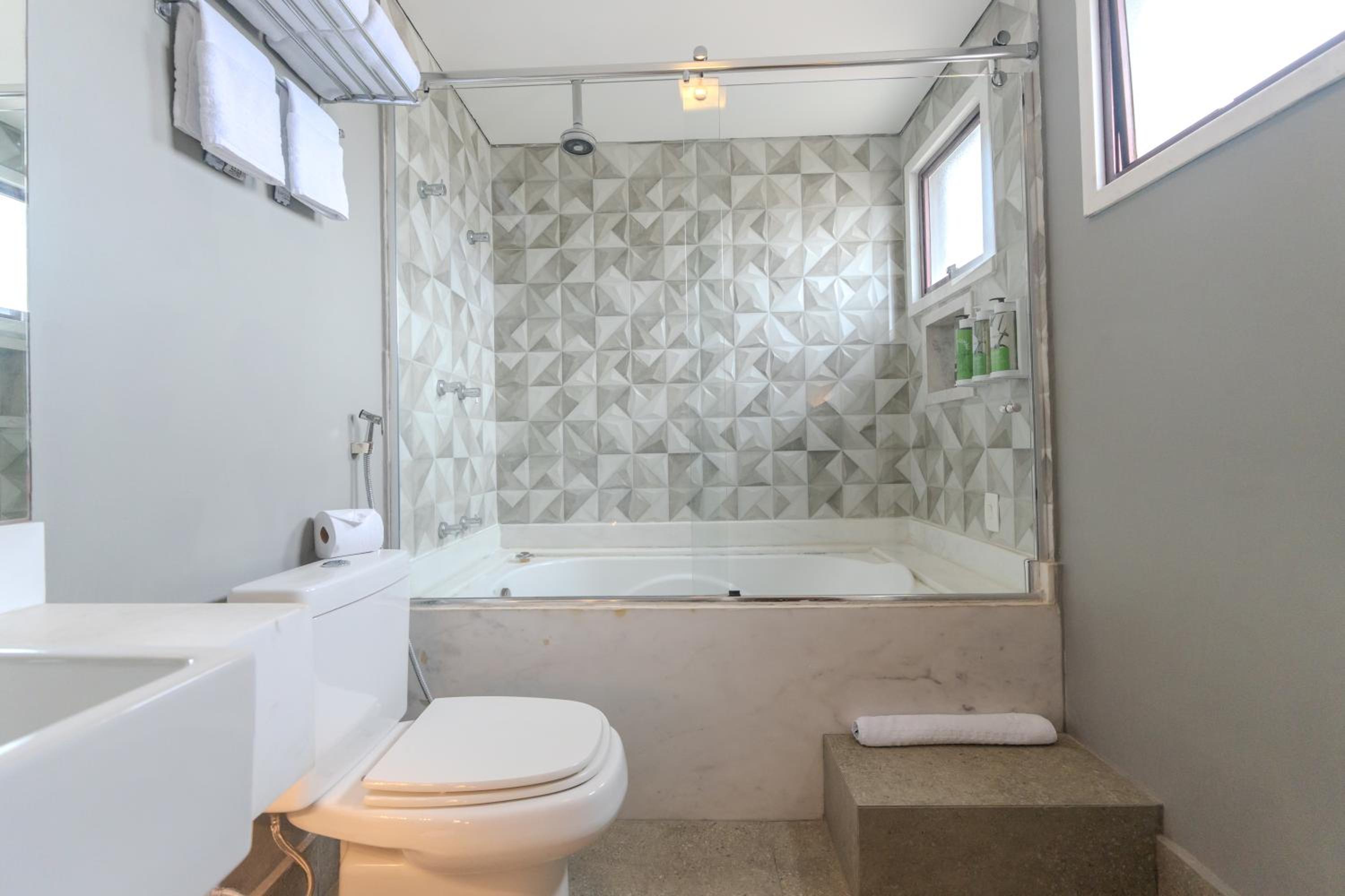 Suite with Bathtub
