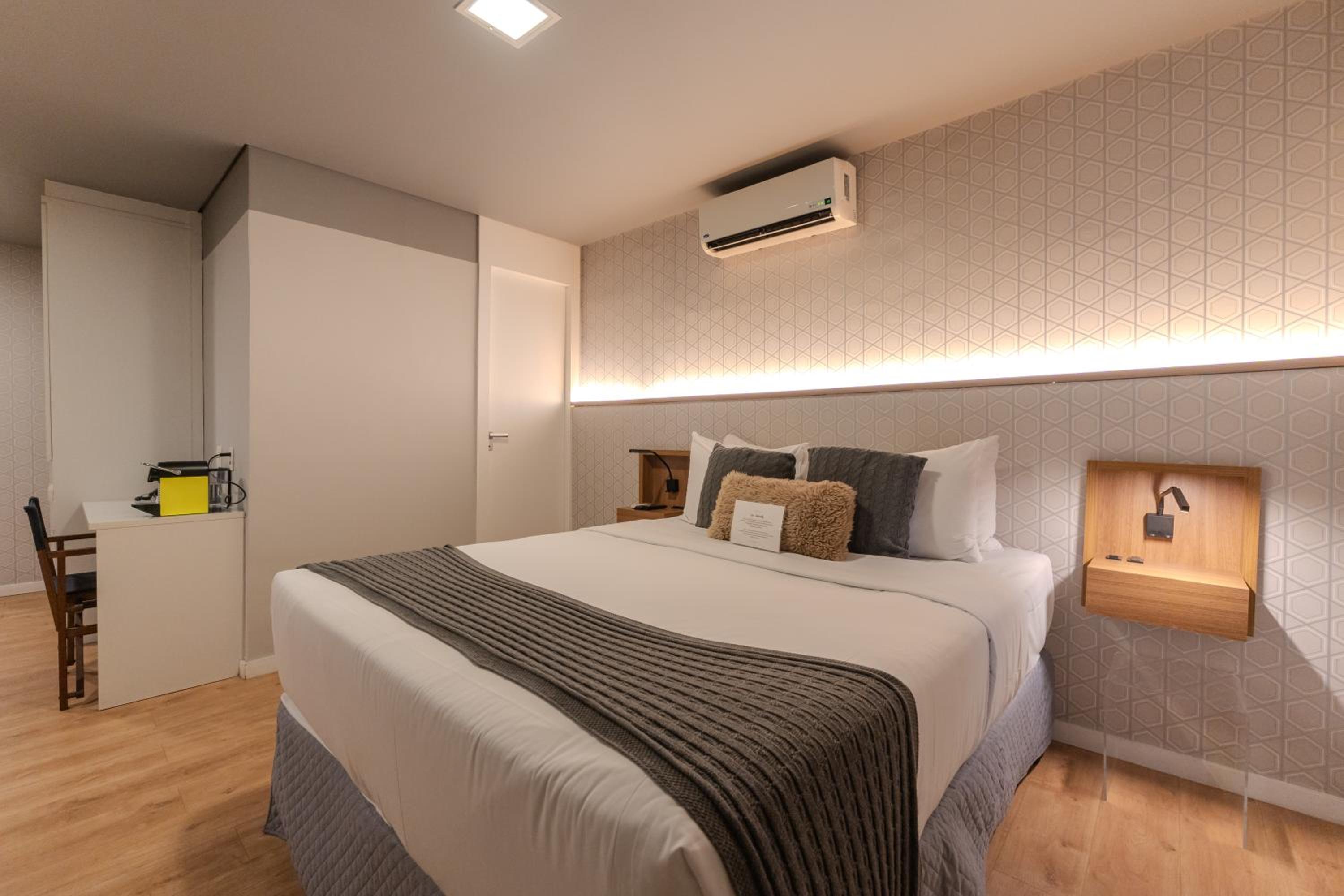 Suite with Bathtub