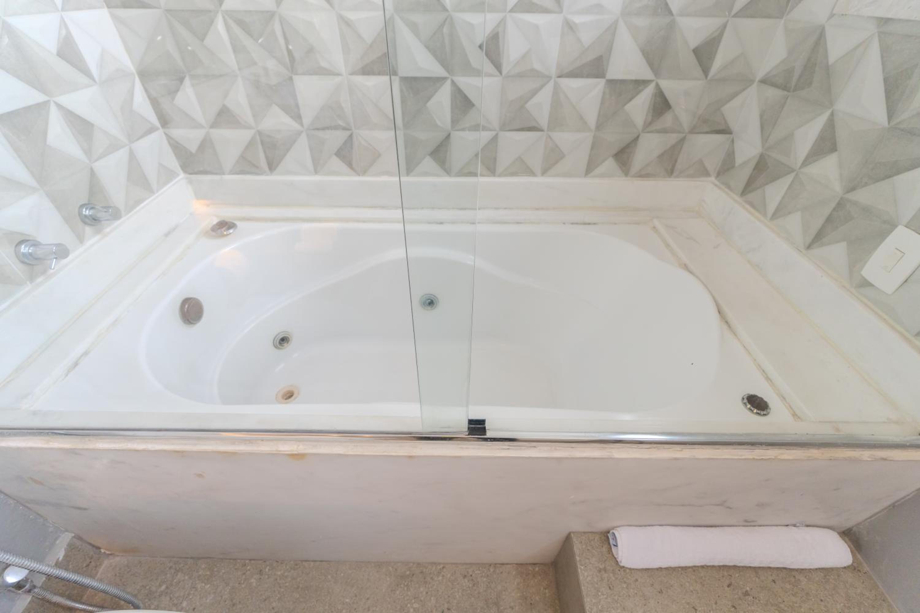Suite with Bathtub