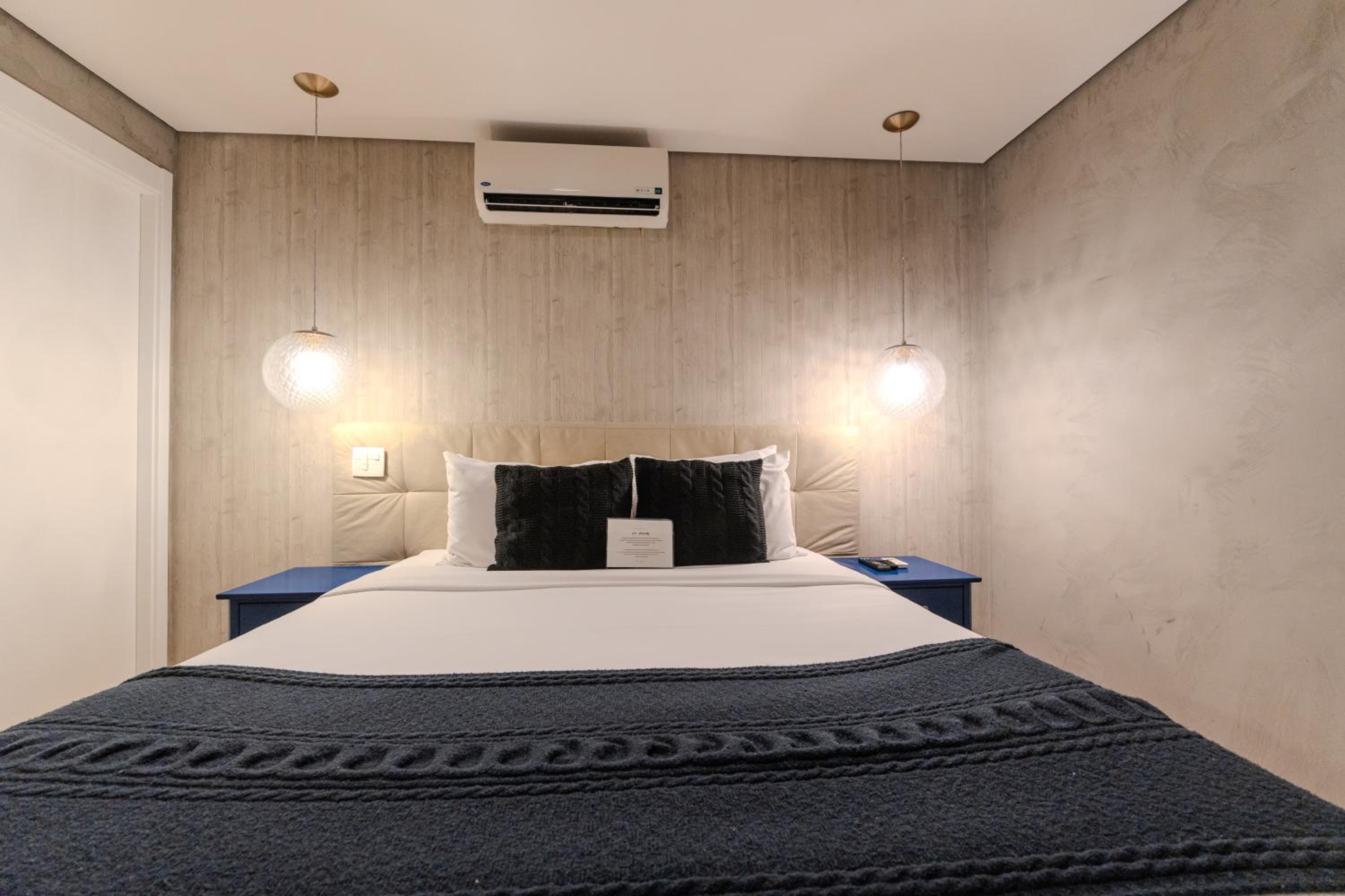 Suite with Bathtub