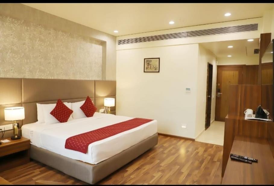 Grand Deluxe Room with Bathtub Grand Deluxe Room with Bathtub