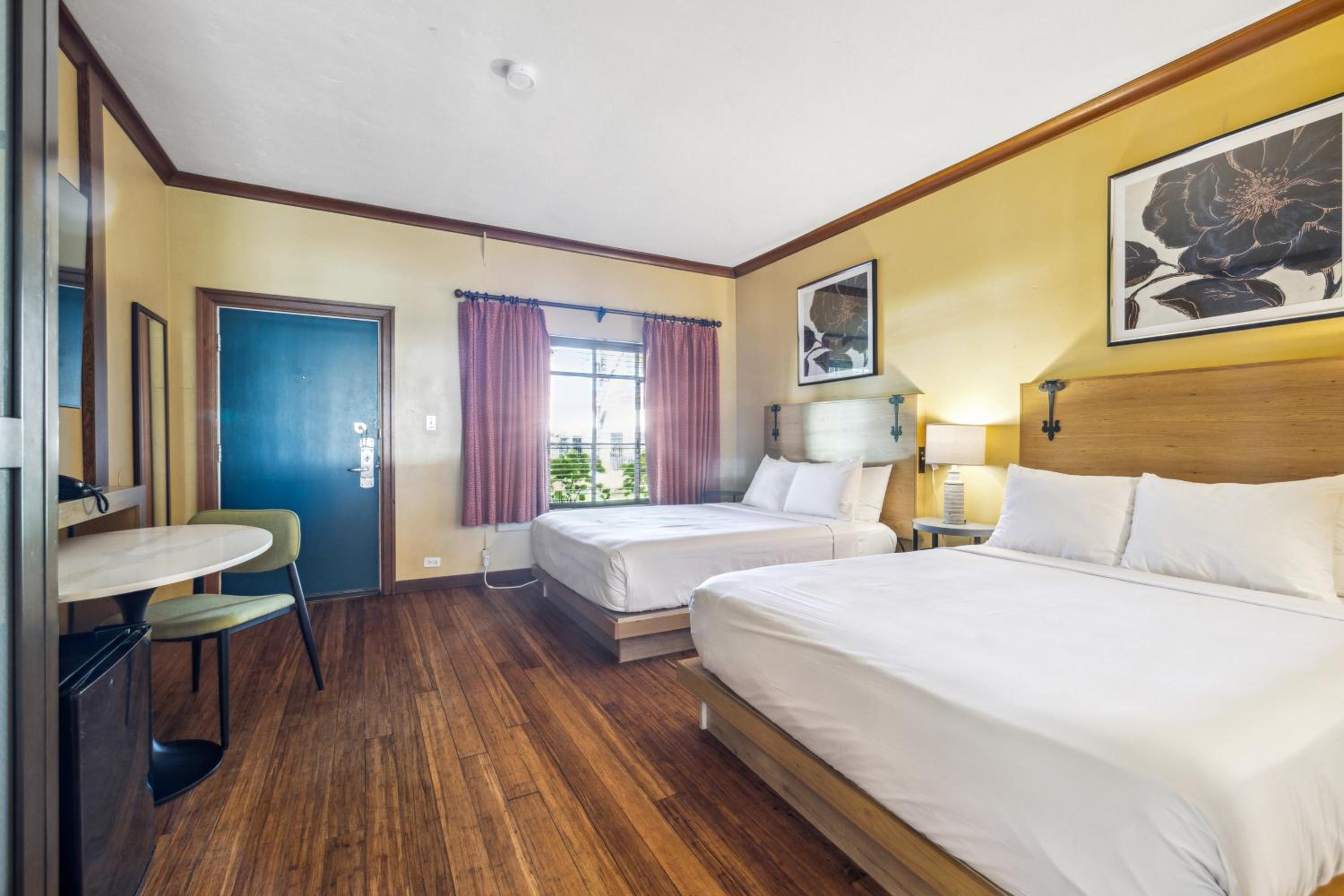 Queen Room with Two Queen Beds and Garden View -  Non Smoking photo 2