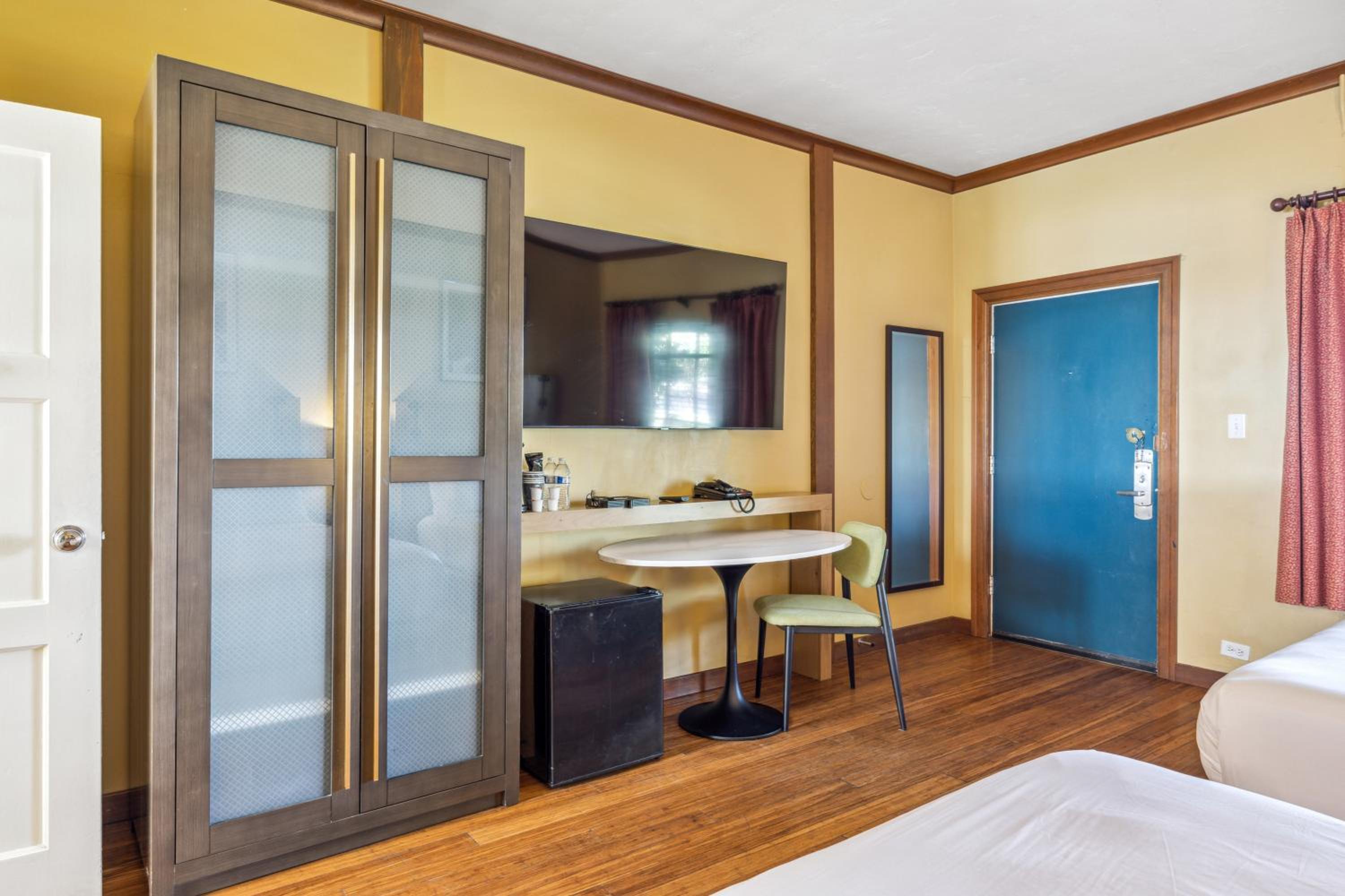 Queen Room with Two Queen Beds and Garden View - Non Smoking