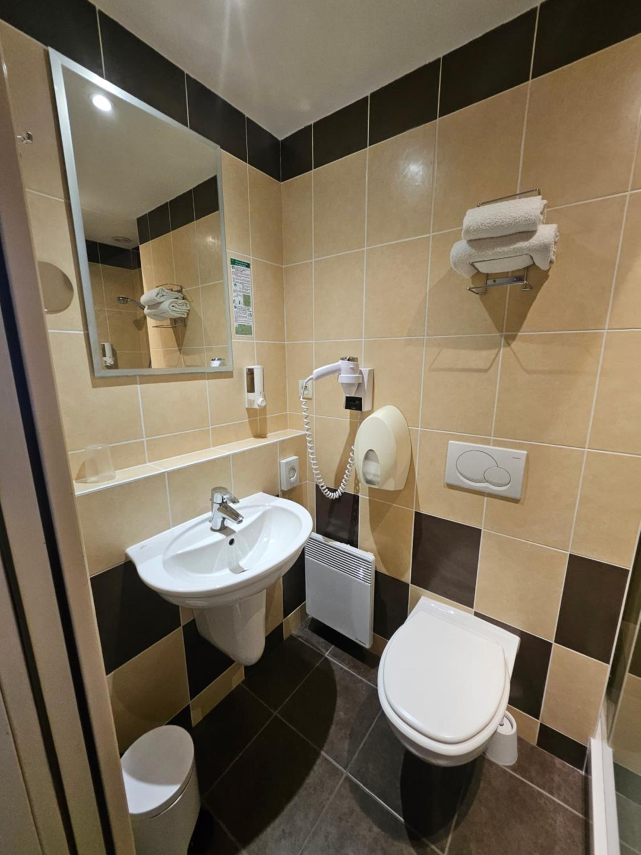 Double Room - Photo 9