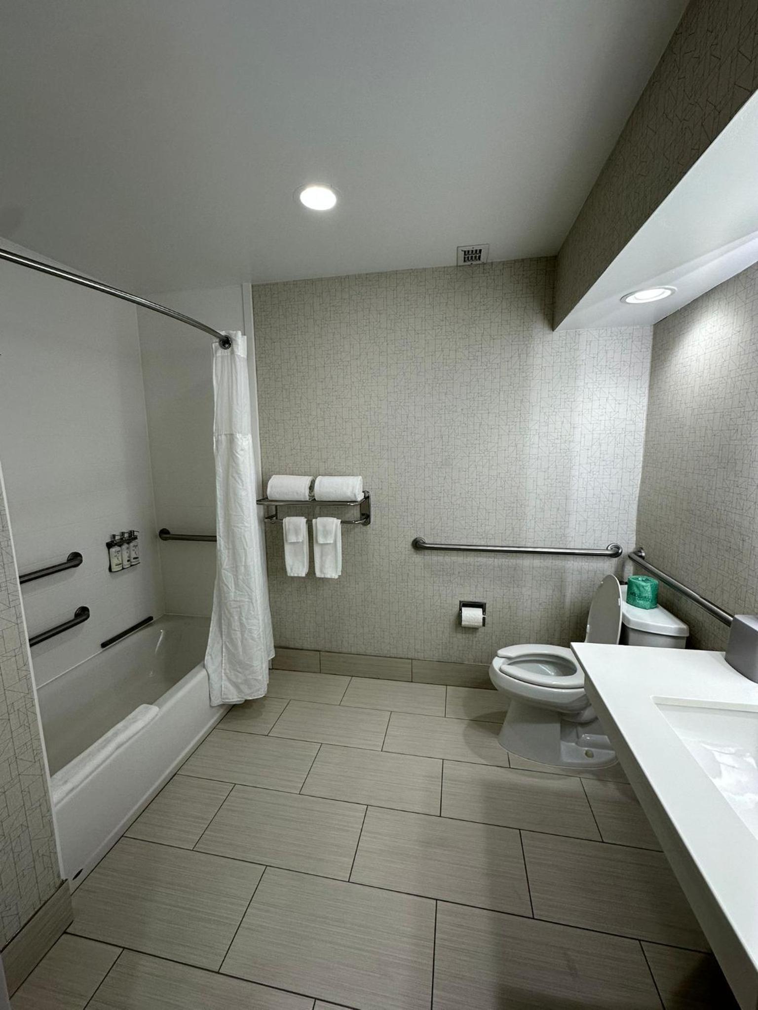 King Room - Mobility Access Tub - Non-Smoking - Photo 4