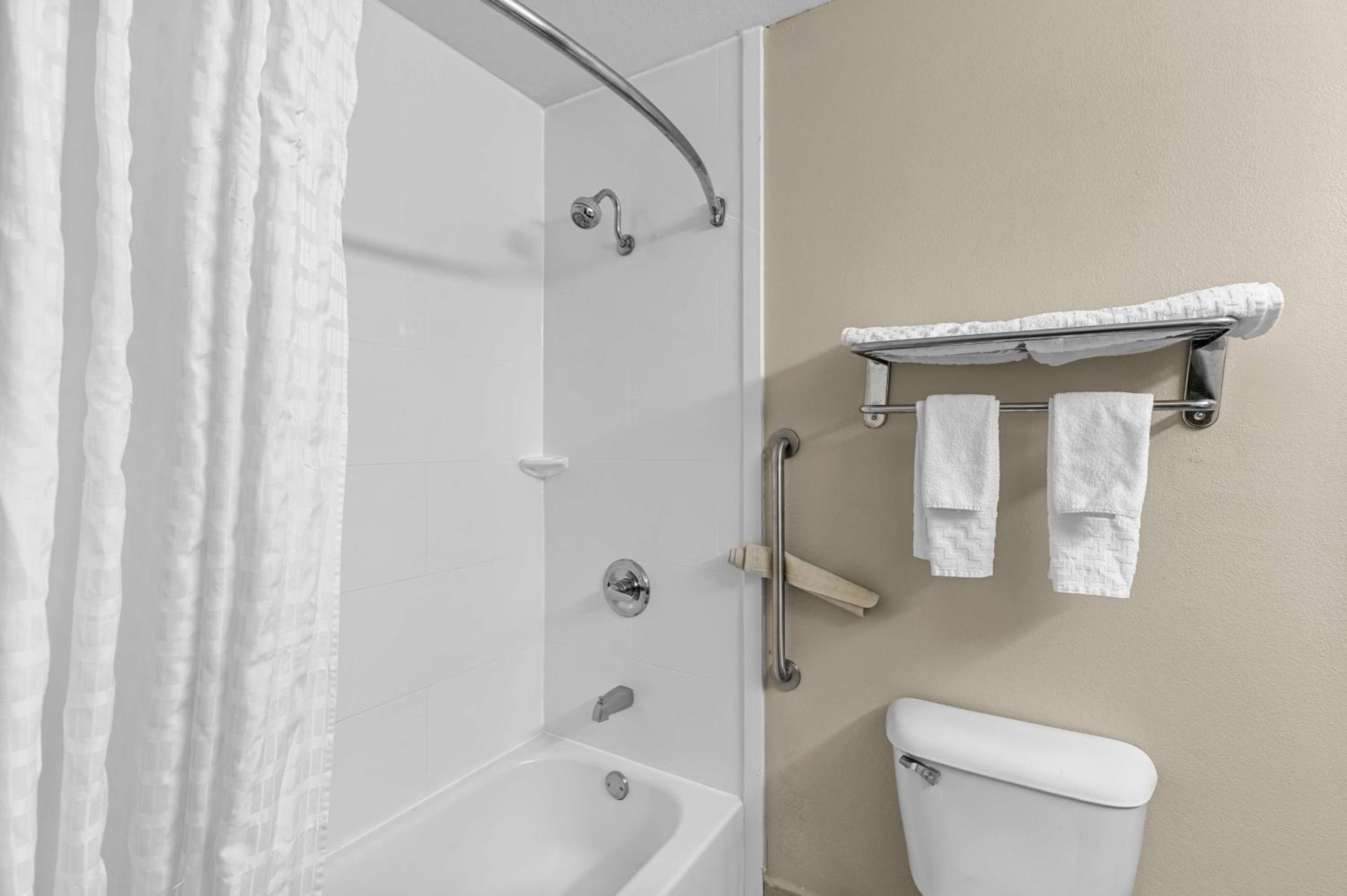 King Room with Spa Bath - Non-Smoking photo 2