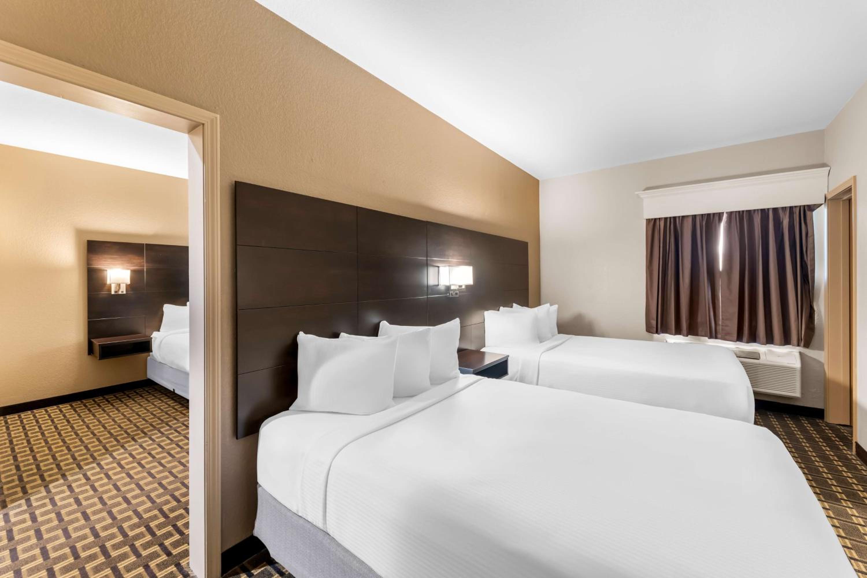 Family Room with One King Bed and Two Double Beds - Non-Smoking - Photo 4