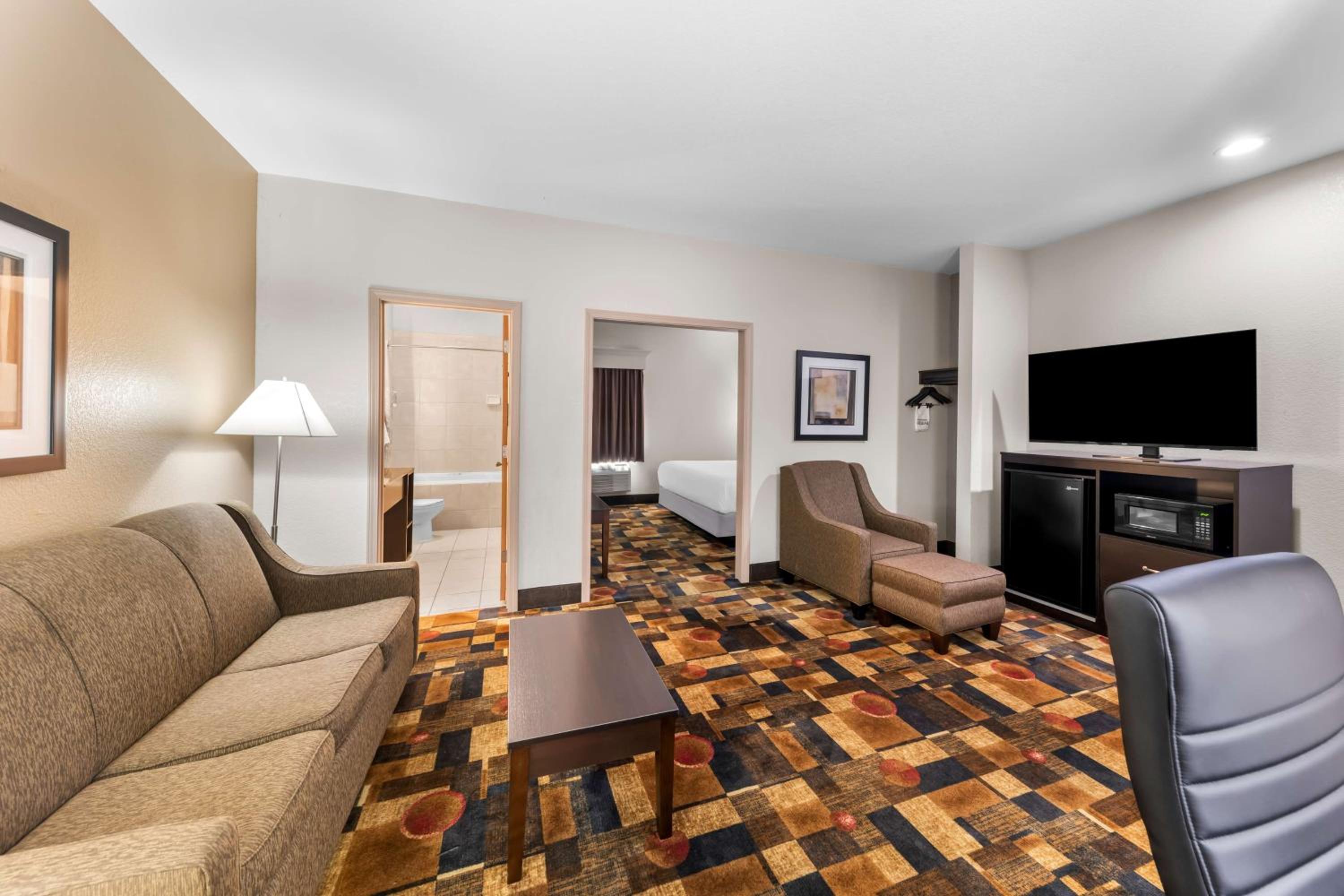 King Suite with Sofa Bed - Non-Smoking - Photo 4