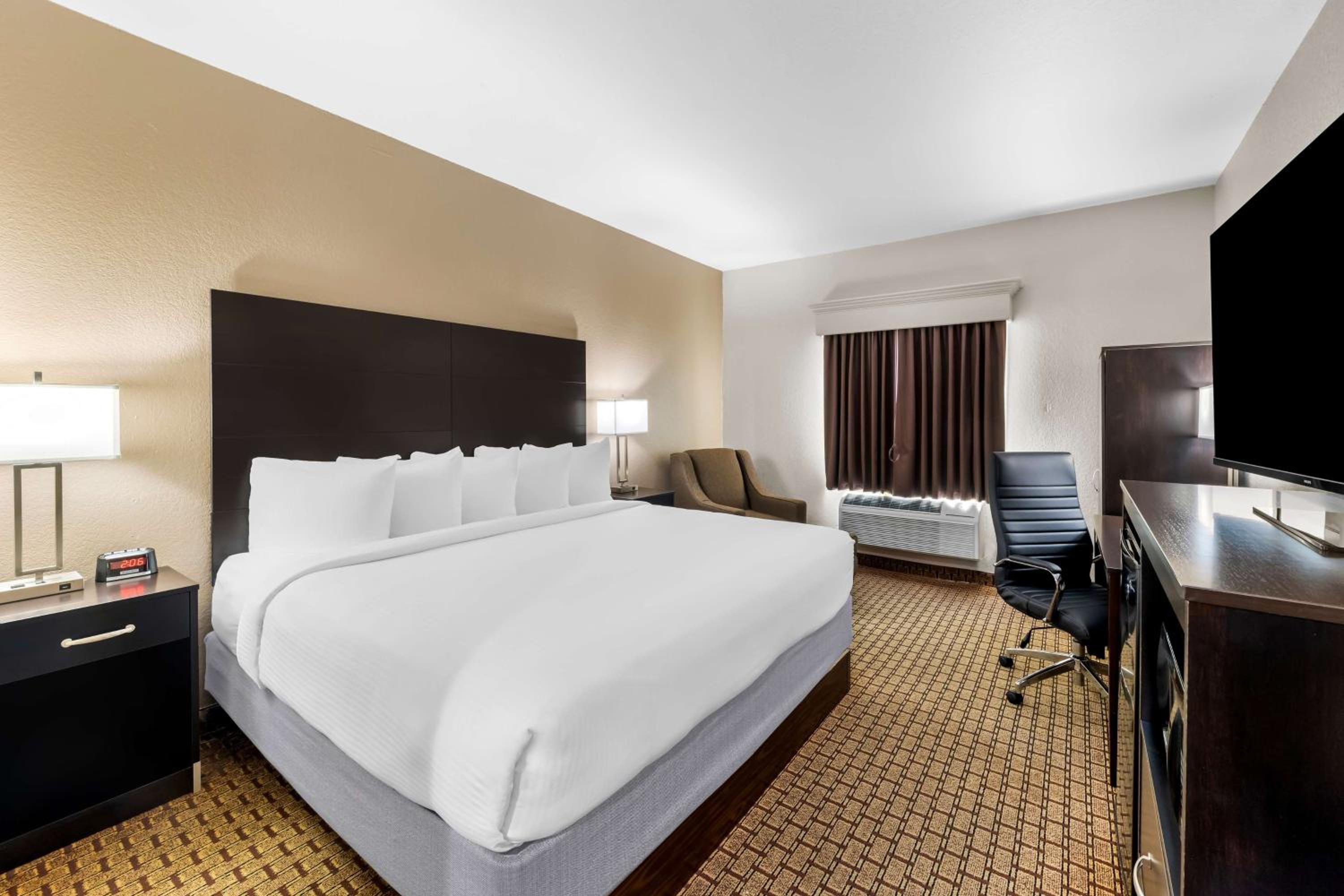 King Room with Bath Tub - Disability Access/Non-Smoking  - Photo 1