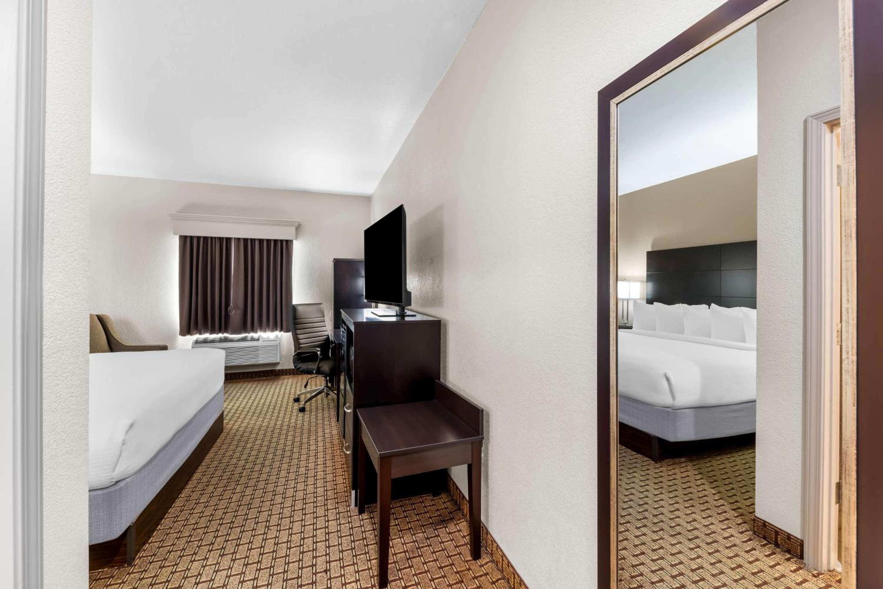 King Room - Non-Smoking - Photo 3