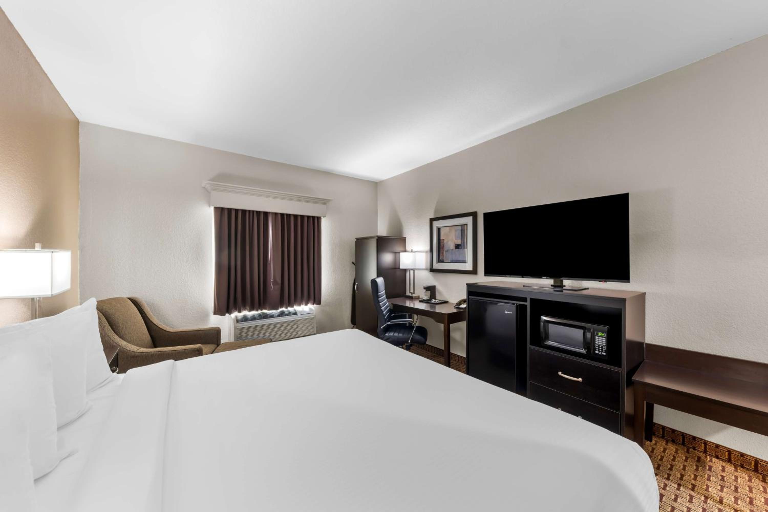King Room with Bath Tub - Disability Access/Non-Smoking  - Photo 4