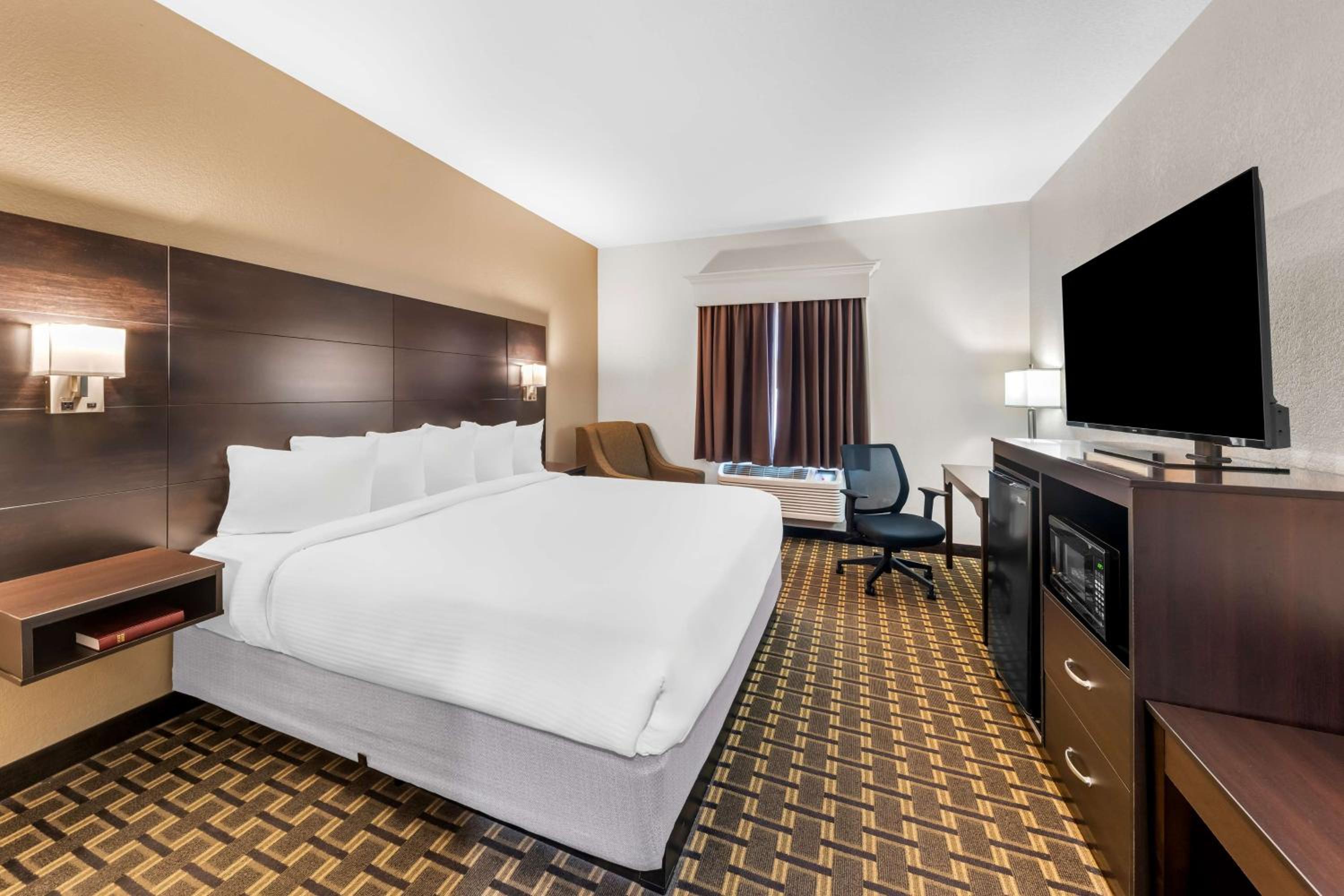 Family Room with One King Bed and Two Double Beds - Non-Smoking - Photo 1
