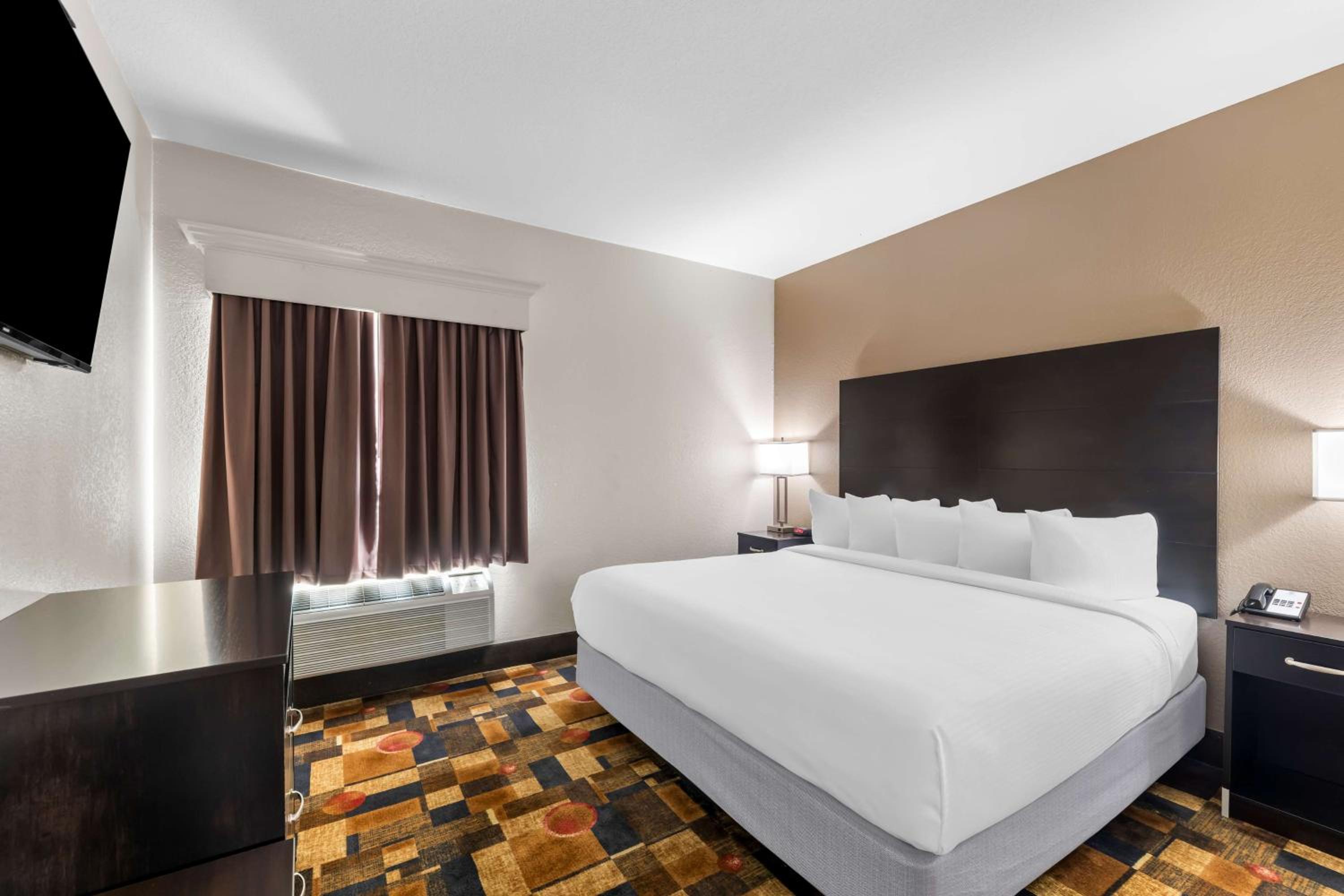 King Suite with Sofa Bed - Non-Smoking - Photo 1