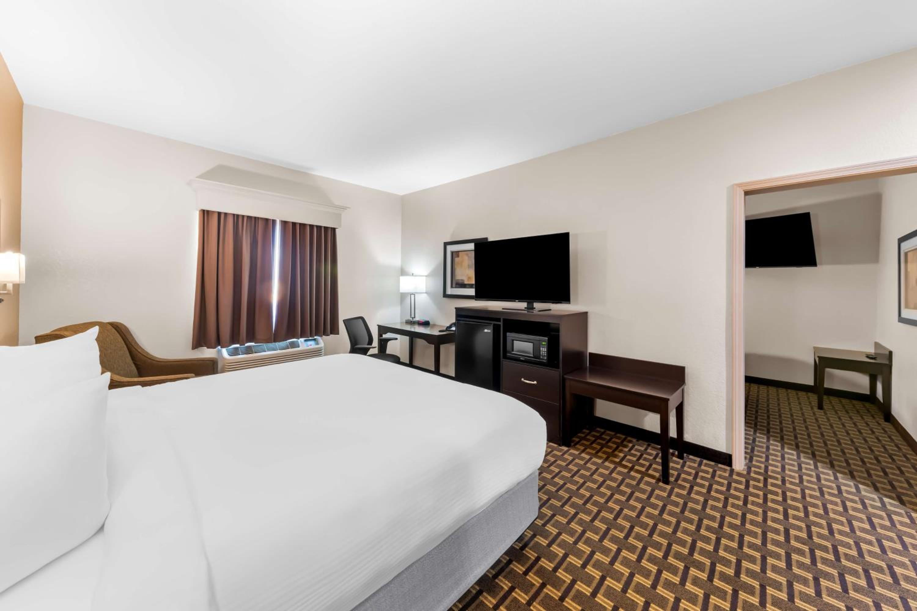 Family Room with One King Bed and Two Double Beds - Non-Smoking - Photo 3