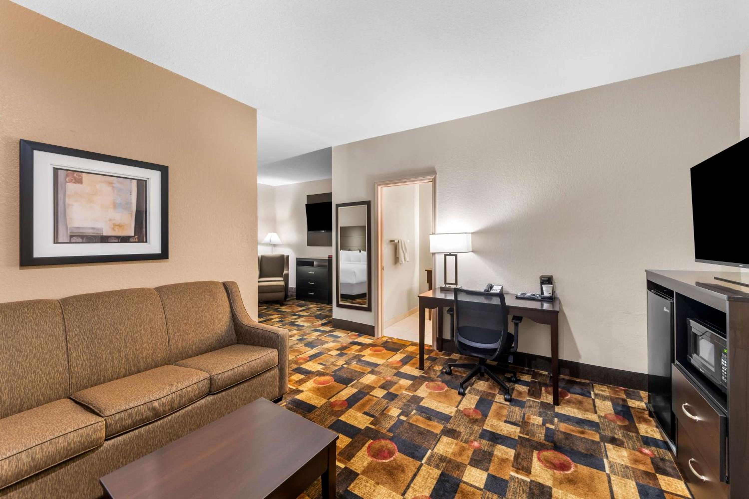 King Suite with Sofa Bed - Smoking photo 3