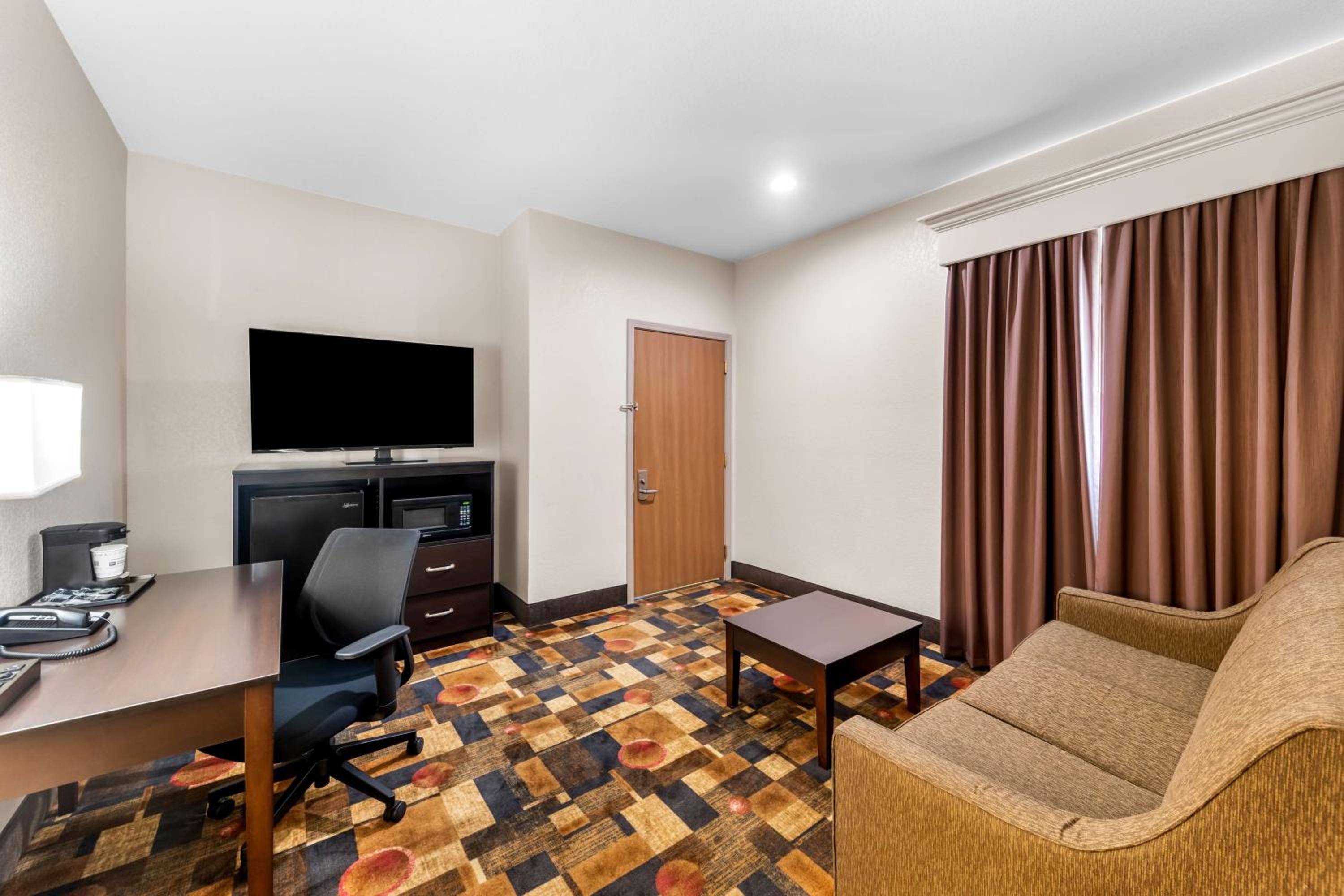 King Suite with Sofa Bed - Smoking photo 2