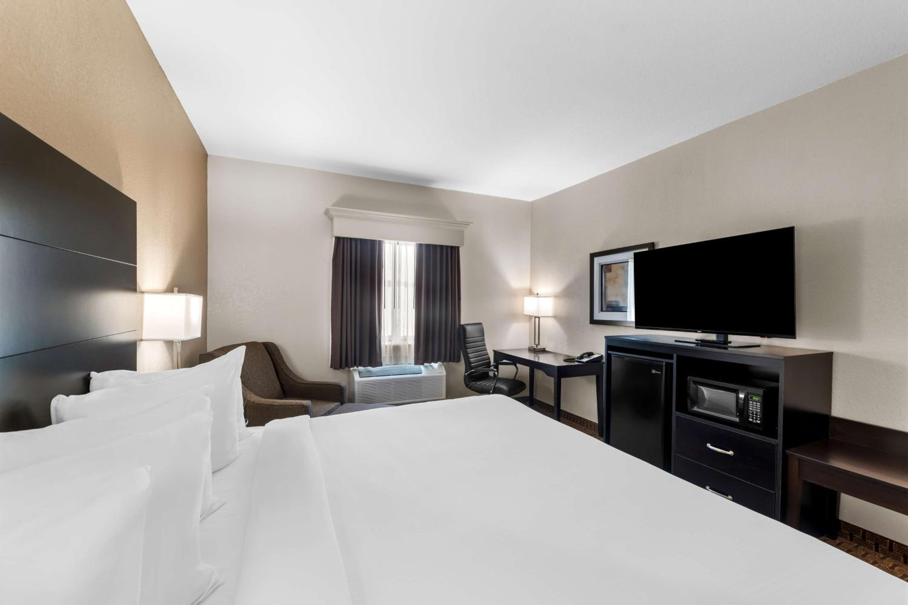 King Room - Non-Smoking - Photo 4