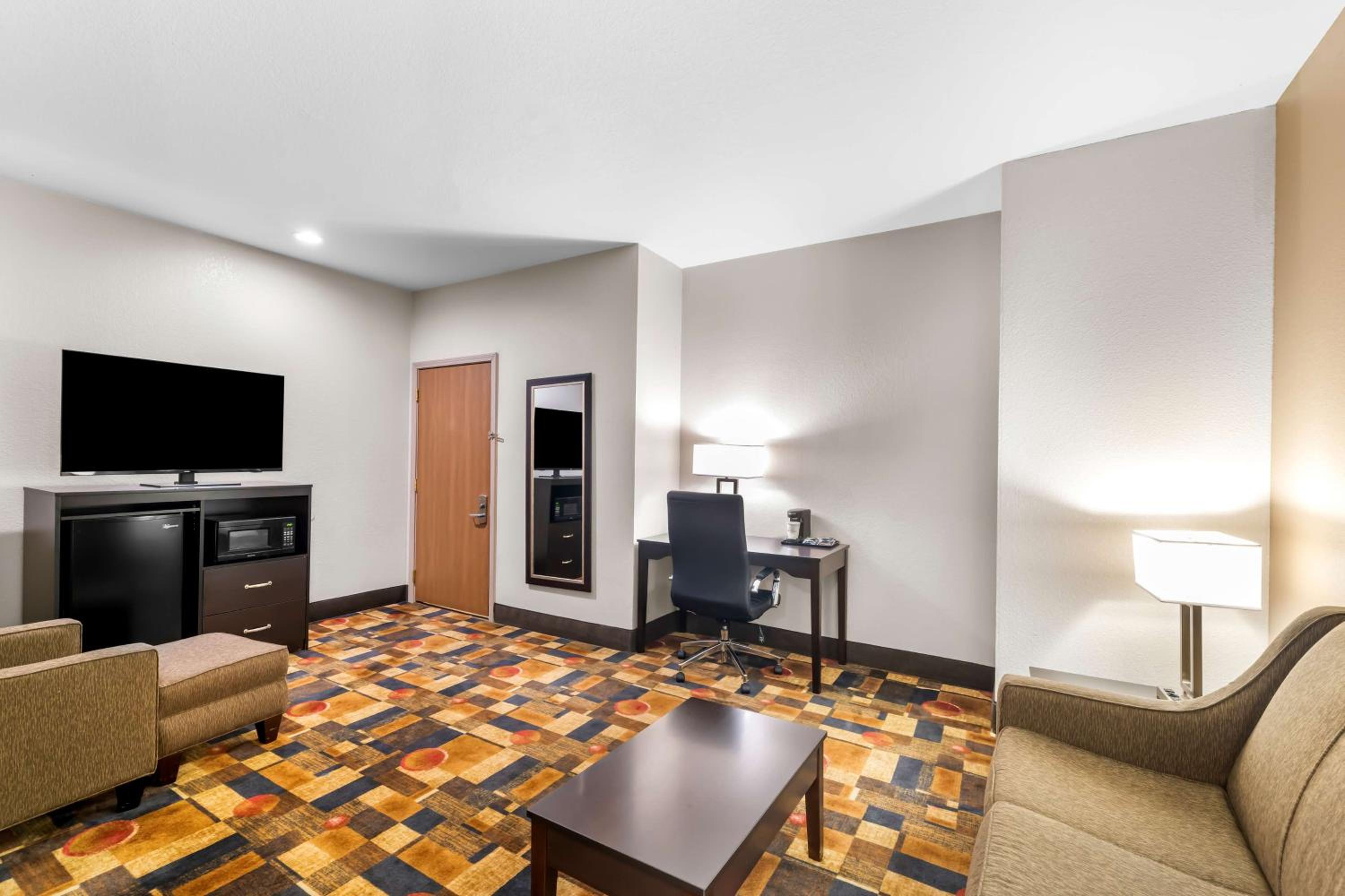 King Suite with Sofa Bed - Non-Smoking - Photo 2