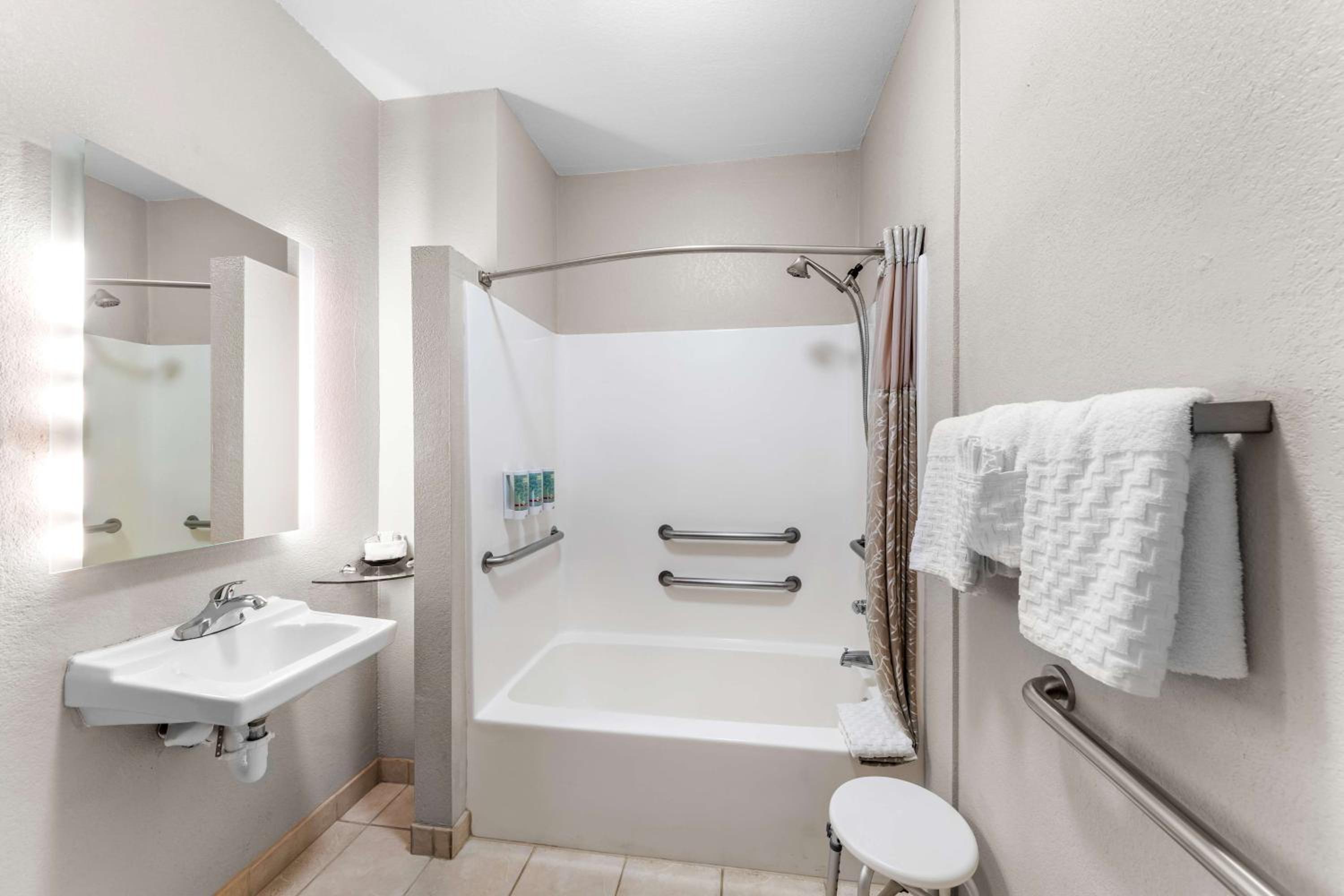 King Room with Bath Tub - Disability Access/Non-Smoking  - Photo 2