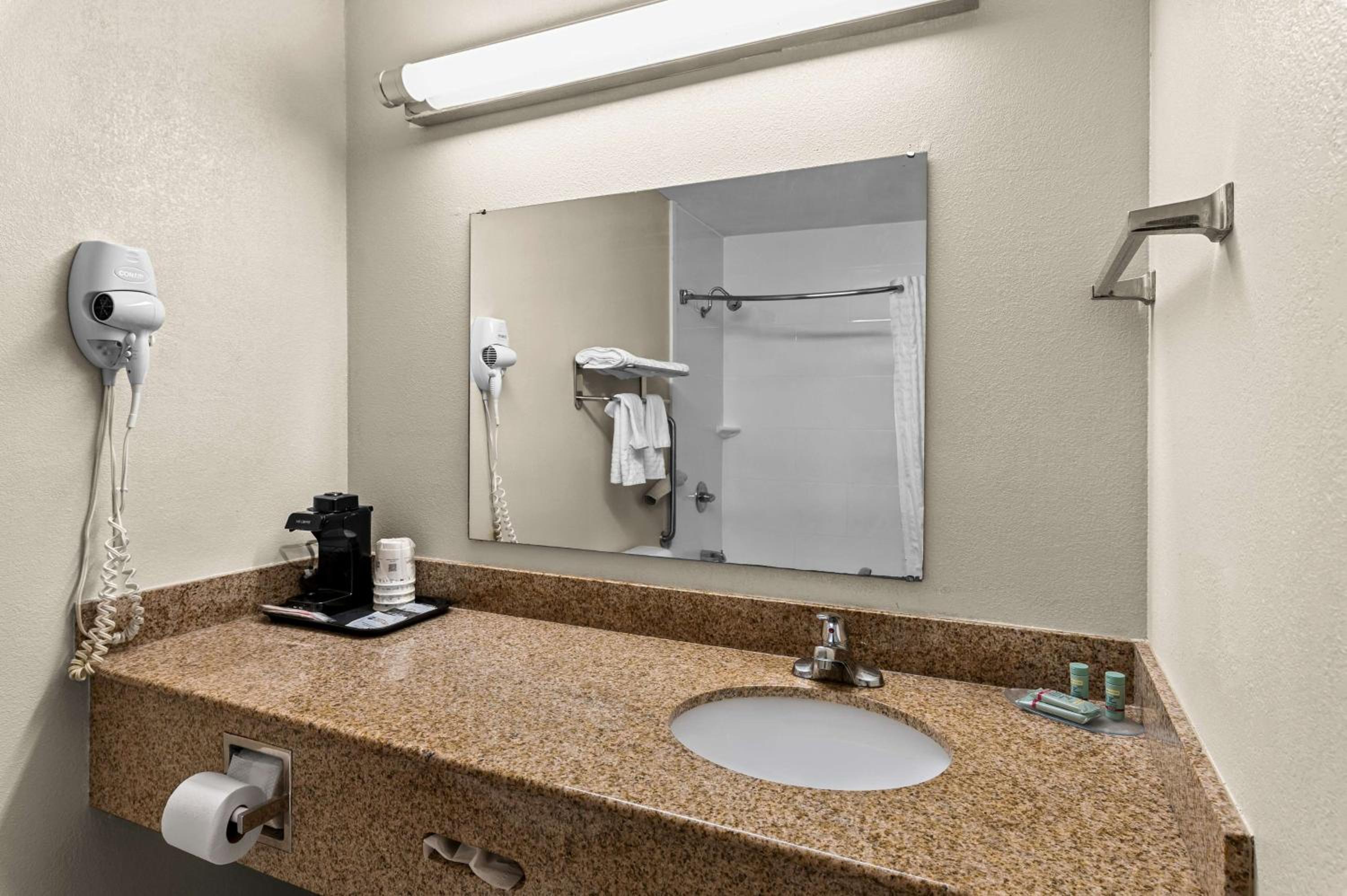 King Room with Spa Bath - Non-Smoking photo 3