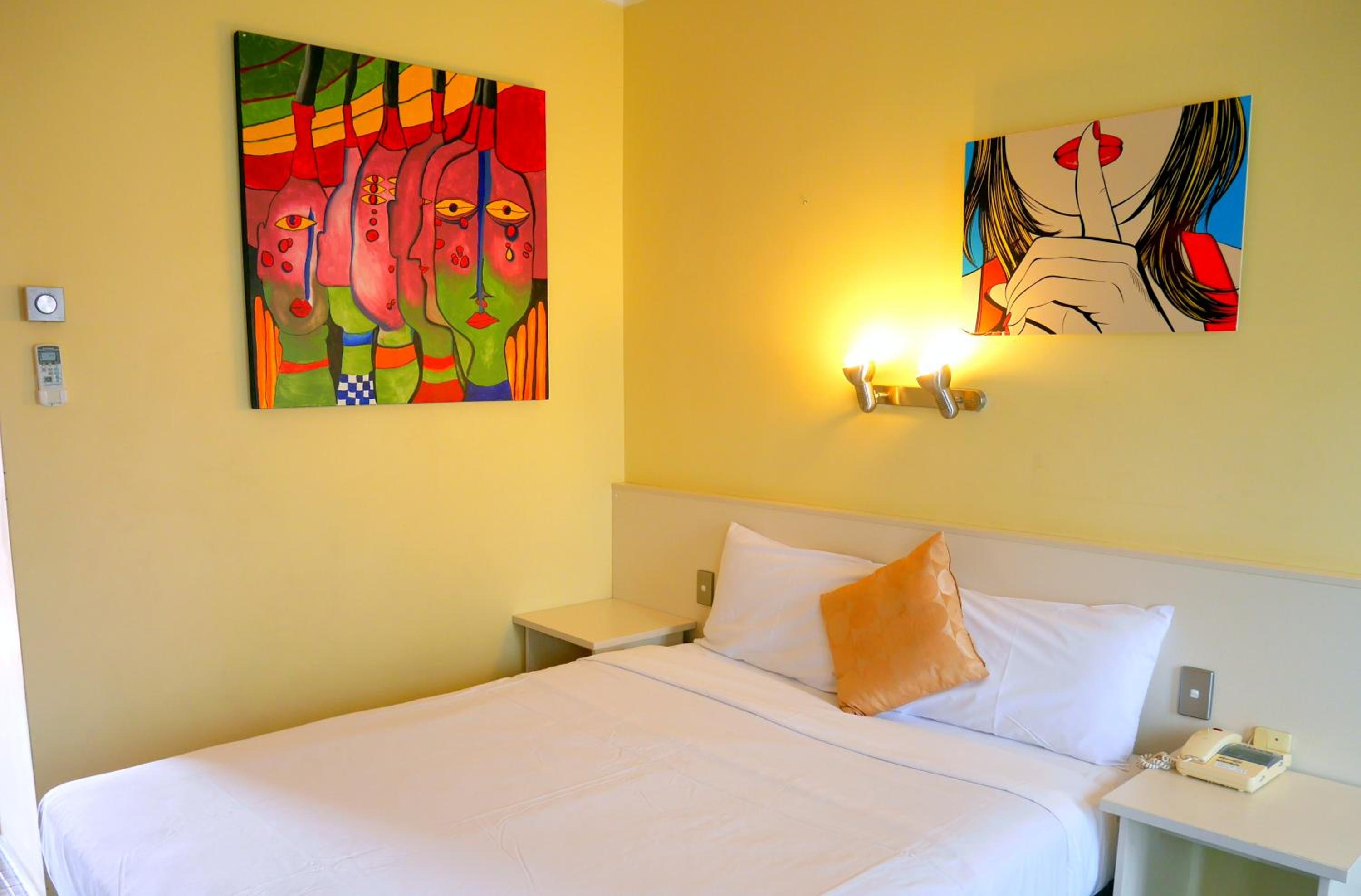 Standard Queen Room - Photo 11