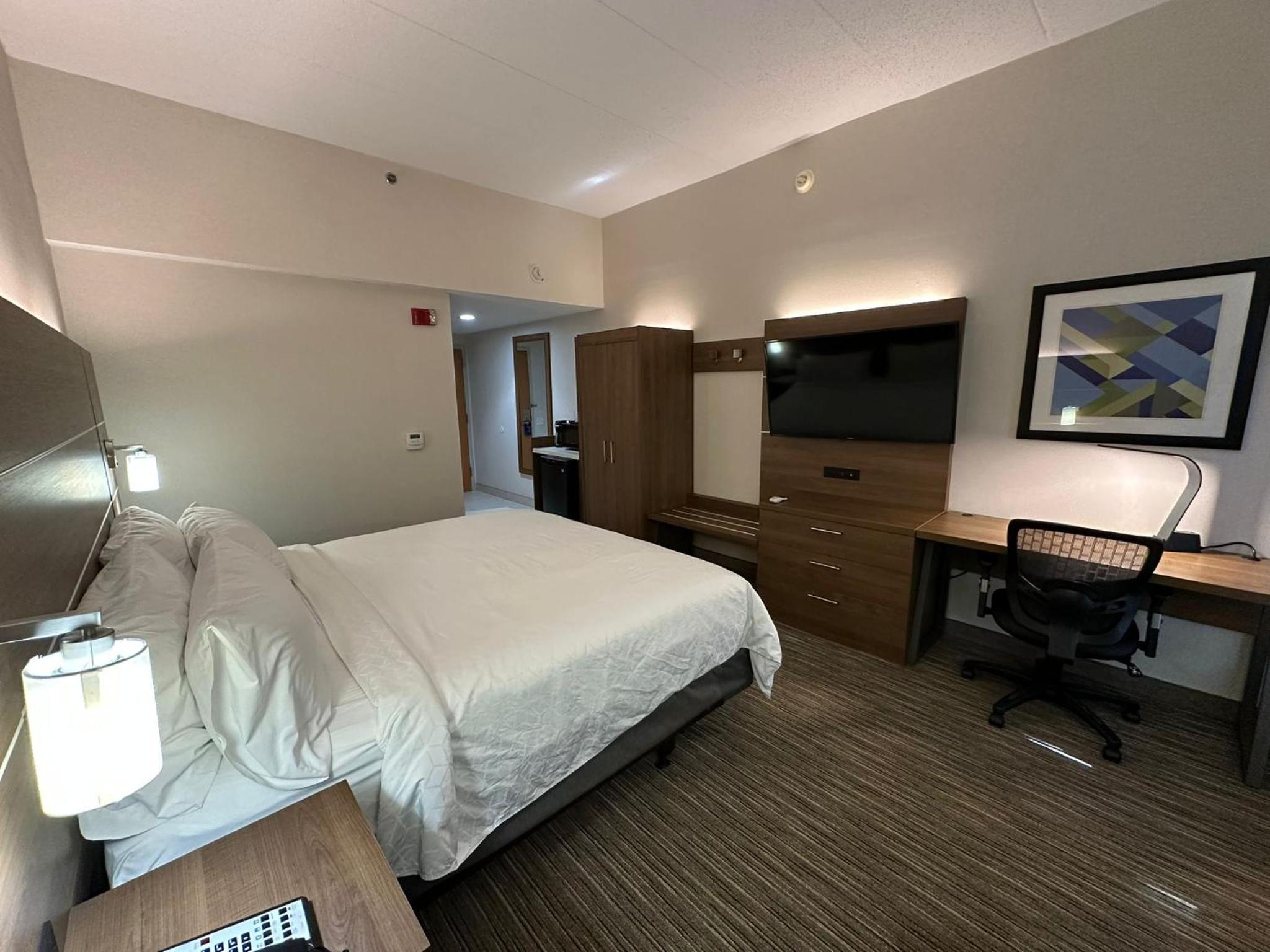 Standard King Room with Roll-In Shower - Mobility Access - Photo 1