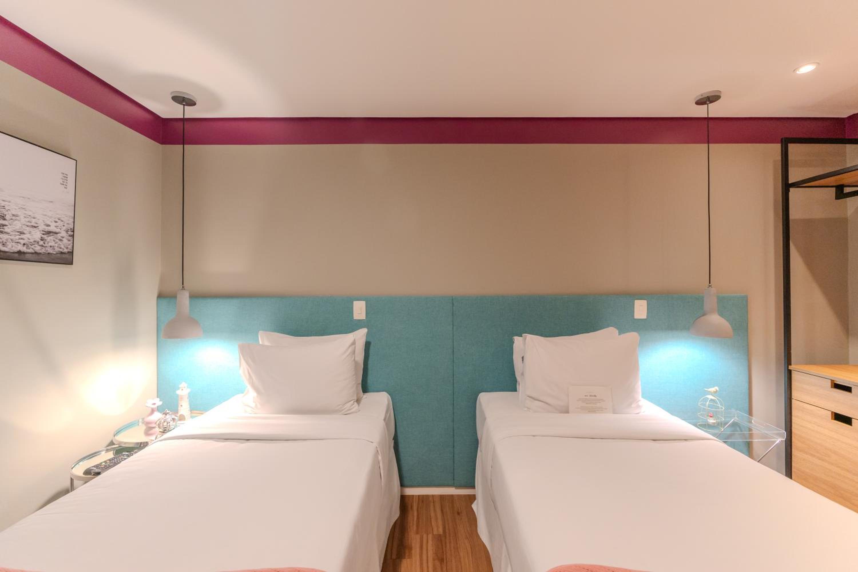 Premium Twin Room thumbnail 6