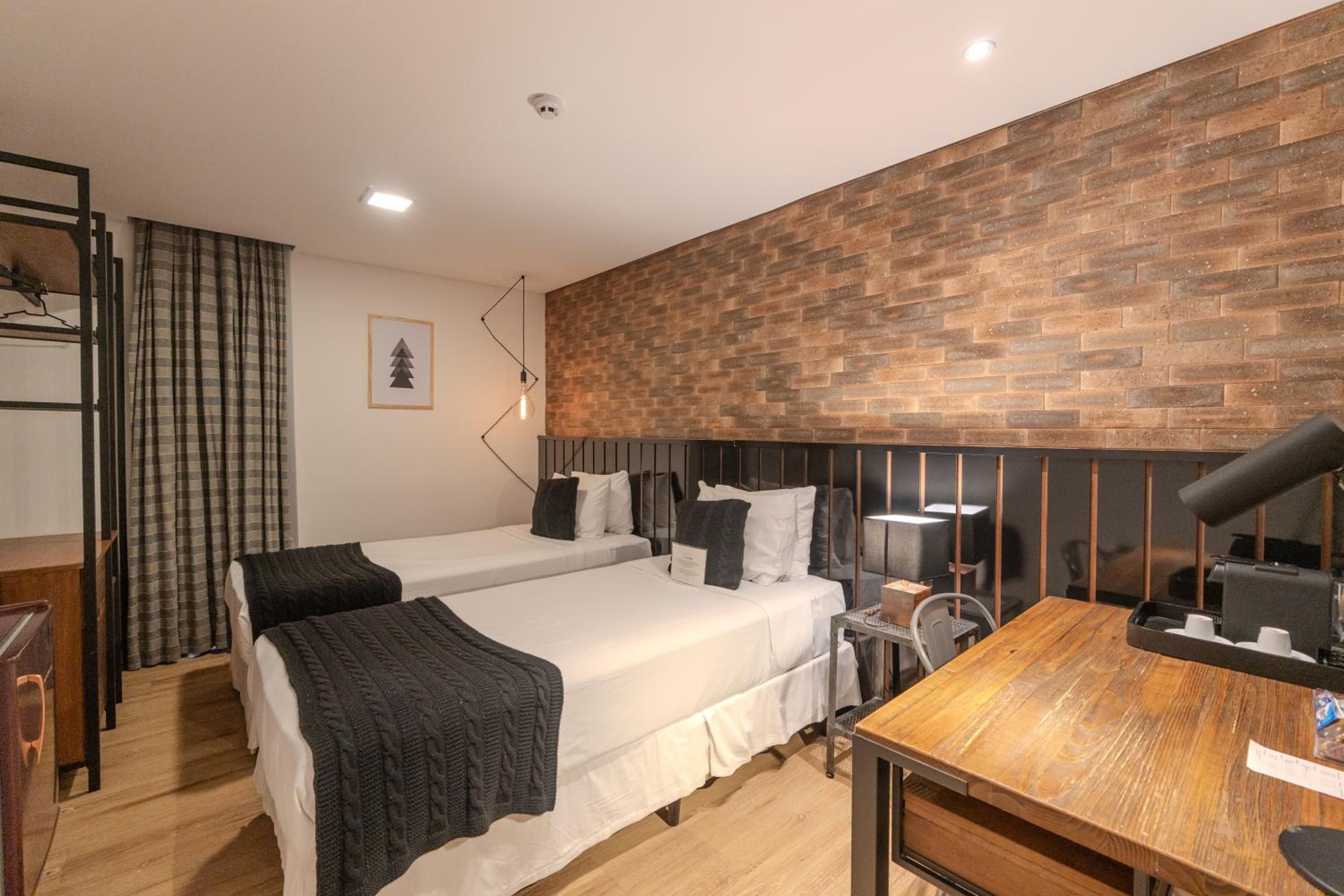 Premium Twin Room thumbnail 5