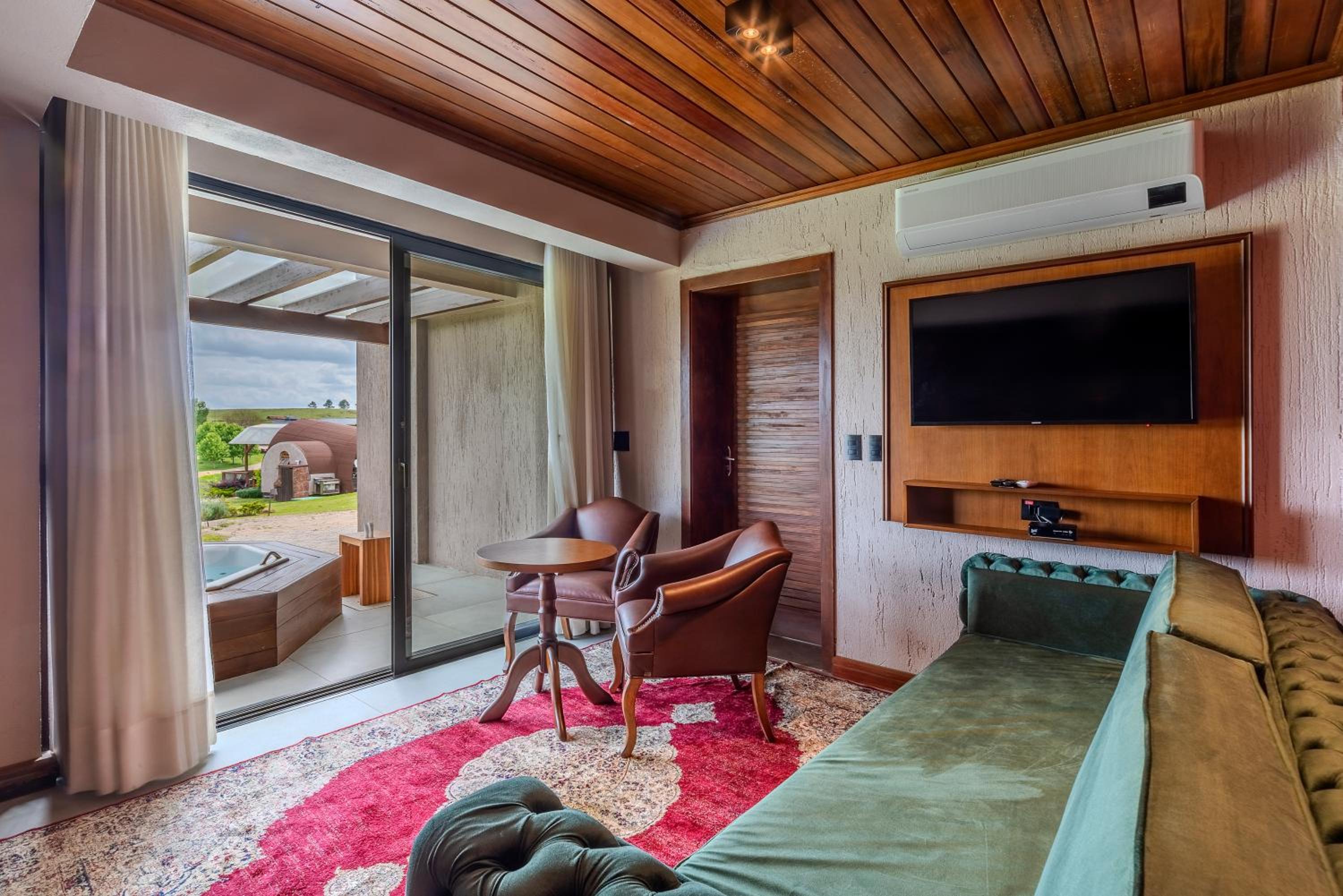 Deluxe King Suite photo 1