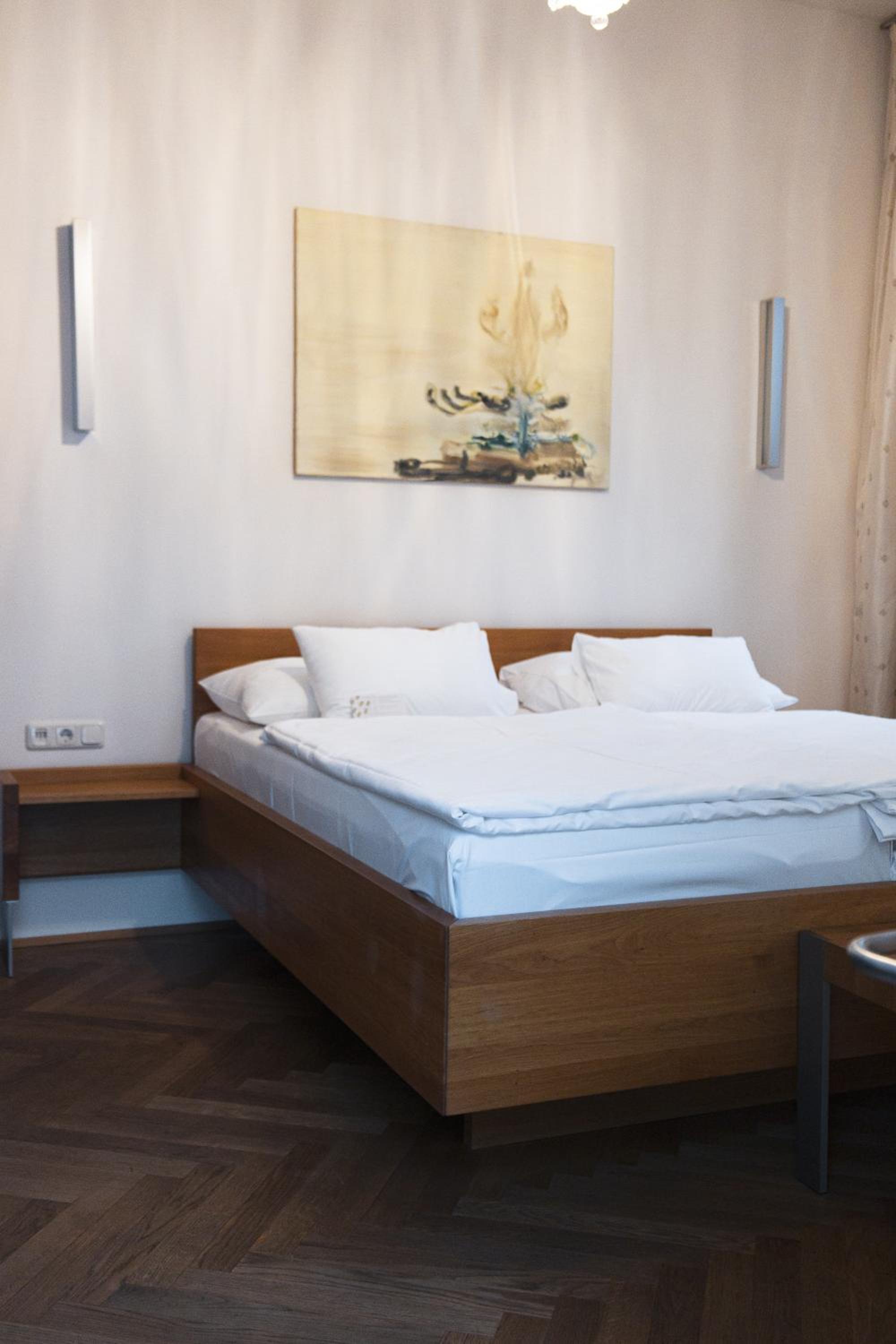 Budget Double Room - Photo 6