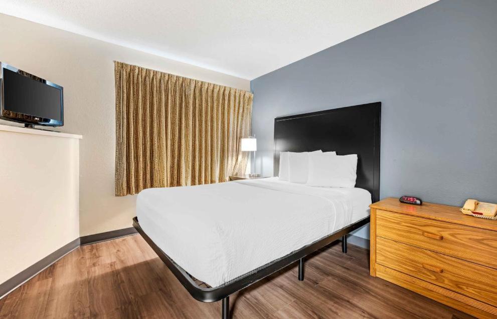 One Bedroom Suite - 1 King Bed Non-Smoking - Photo 2