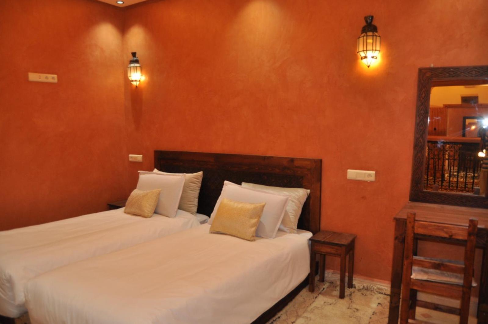Twin Room with Private Bathroom photo 2