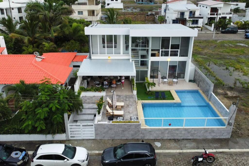 Three-Bedroom Villa photo 1