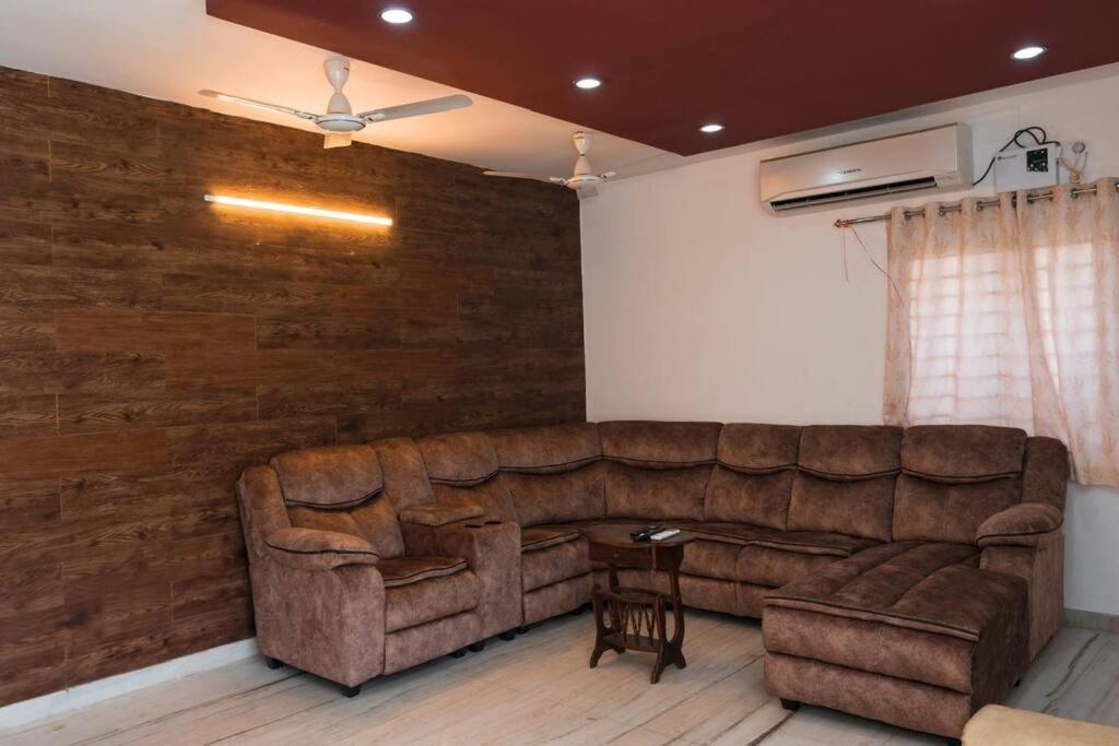 Five-Bedroom House photo 1