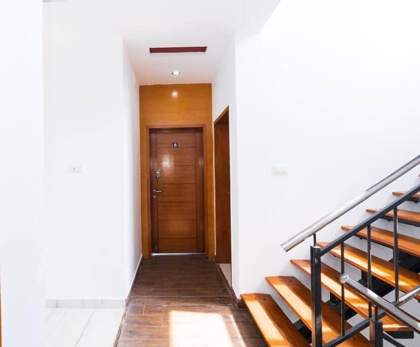 Five-Bedroom House photo 3