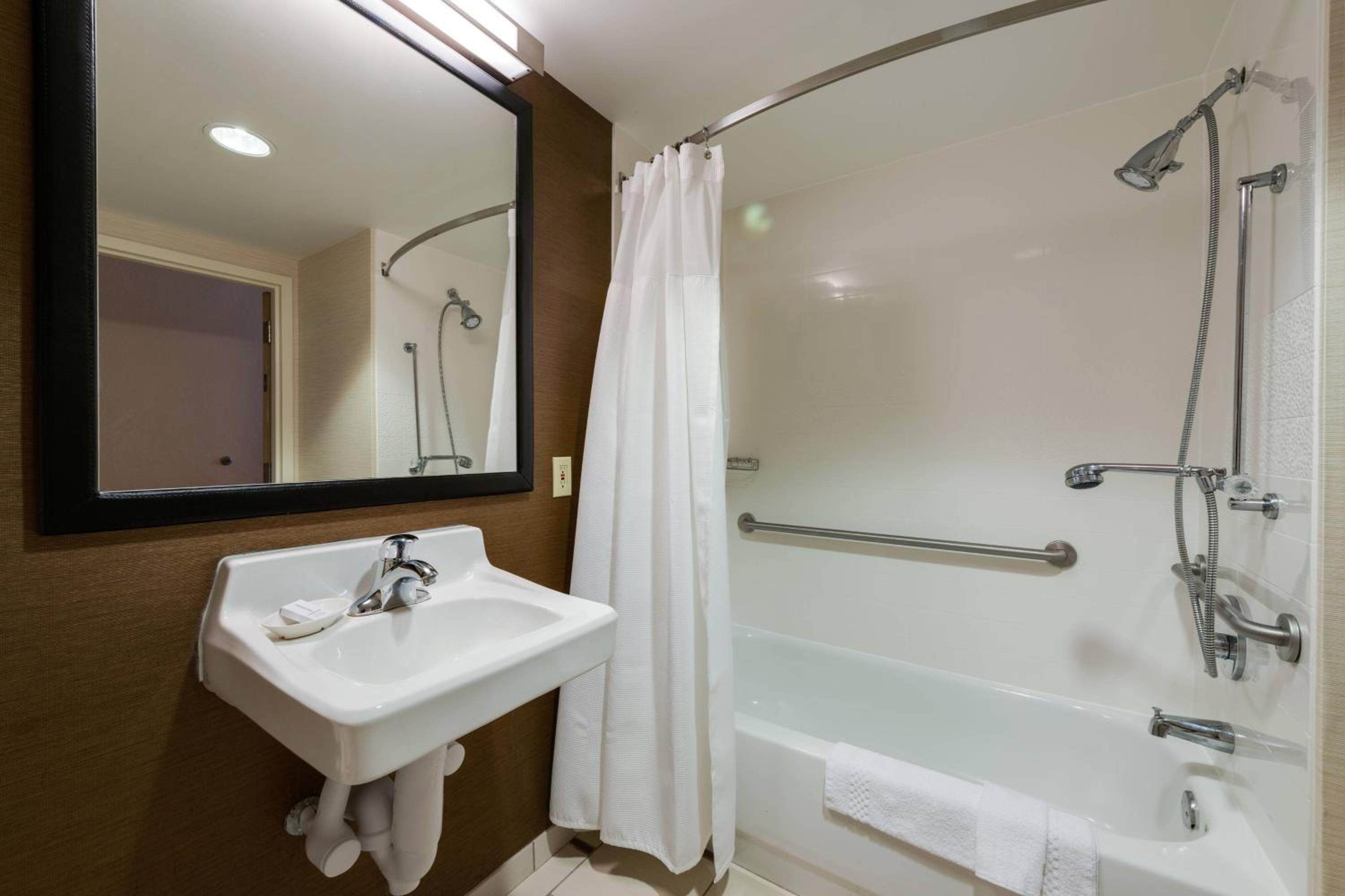 King Room with Adapted Tub - Mobility Accessible - Photo 7