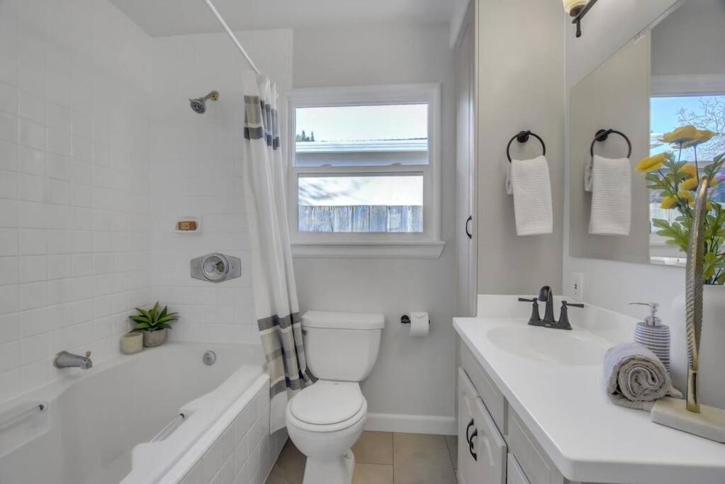 Three-Bedroom House photo 2