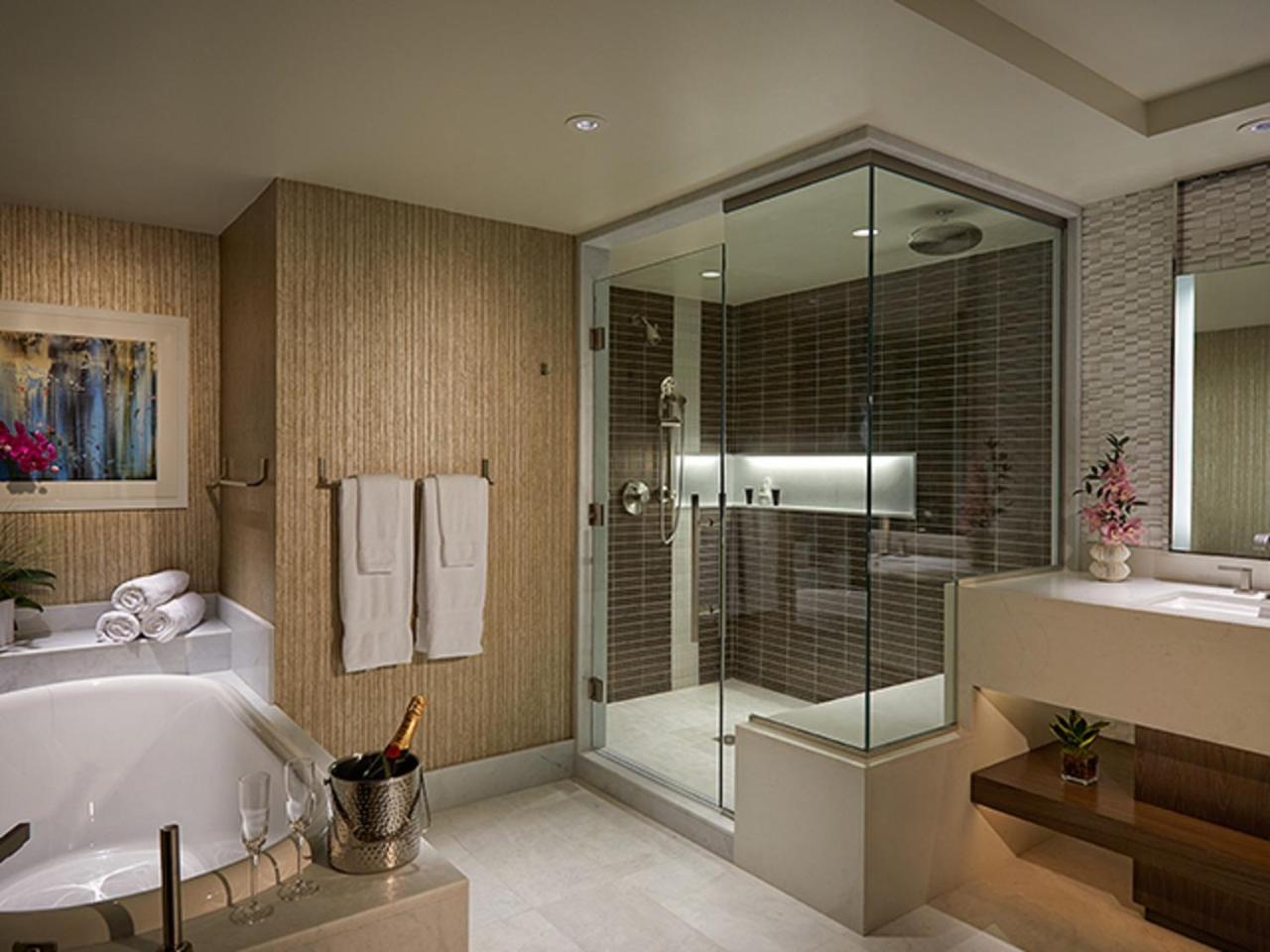 East Tower Gold Suite - Non-Smoking - Photo 3