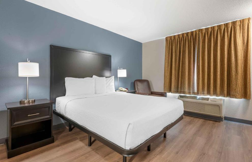 Queen studio with 1 Queen Bed - Disability Access/Non-Smoking - Photo 6