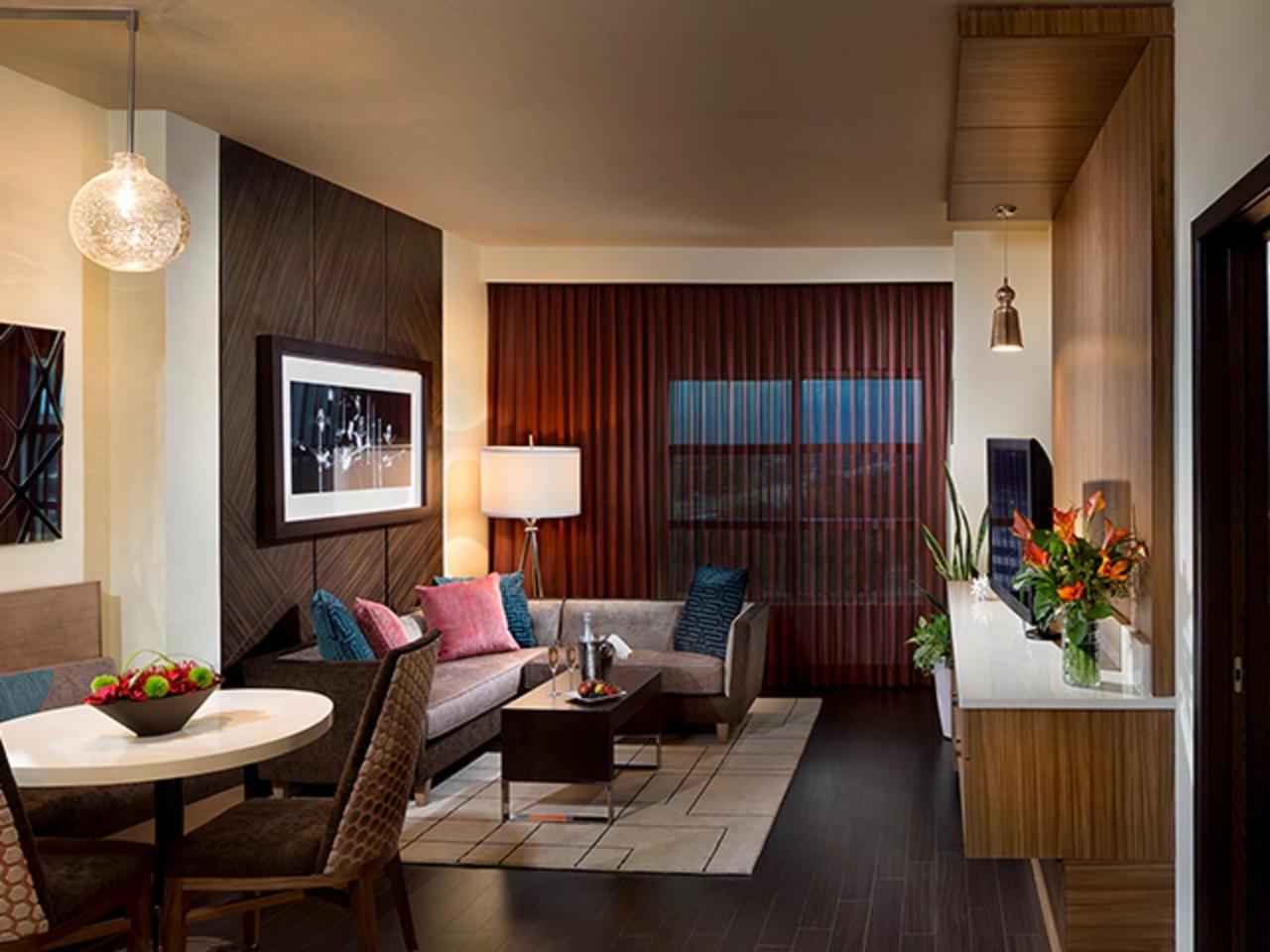 West Tower Gold Suite - Non-Smoking - Photo 2