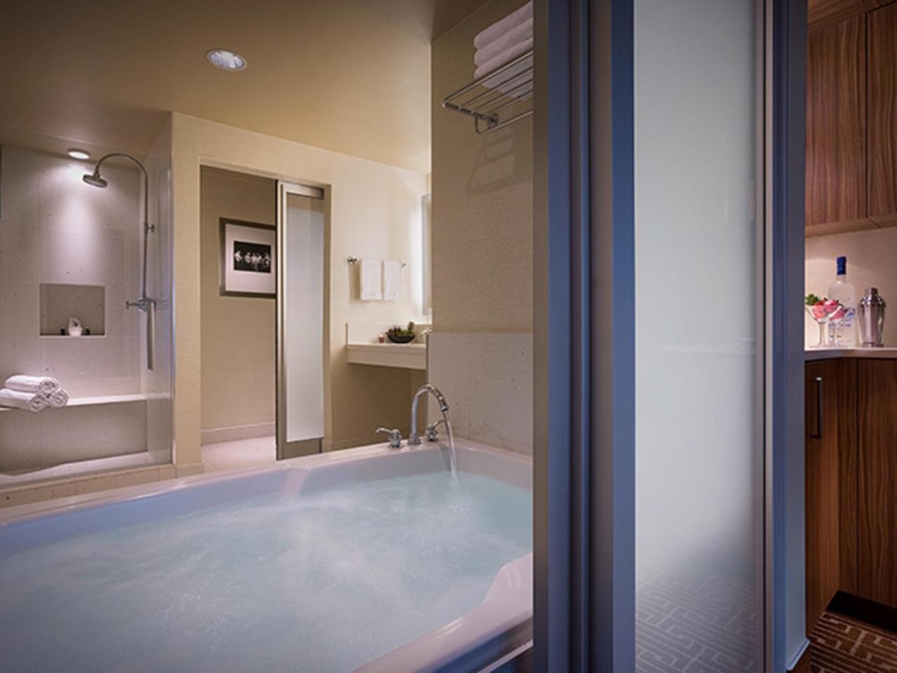 West Tower Gold Suite - Non-Smoking - Photo 4