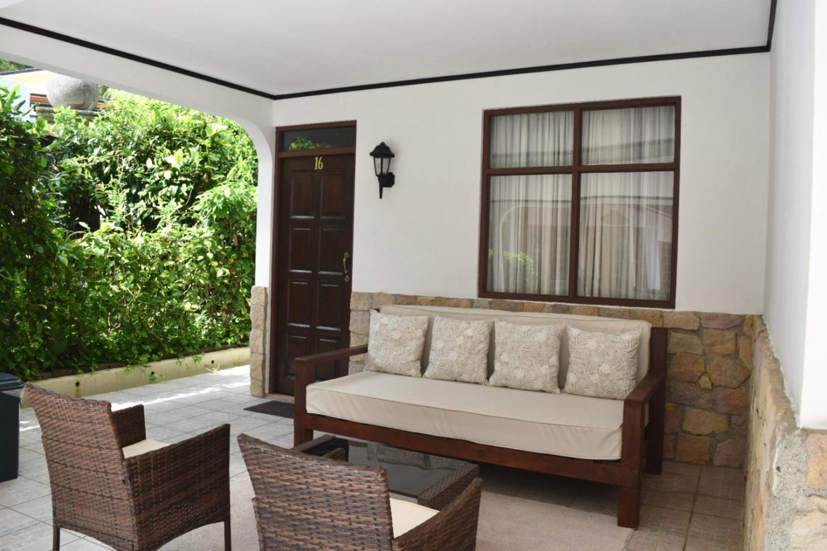 Standard Queen Room with Garden View photo 3