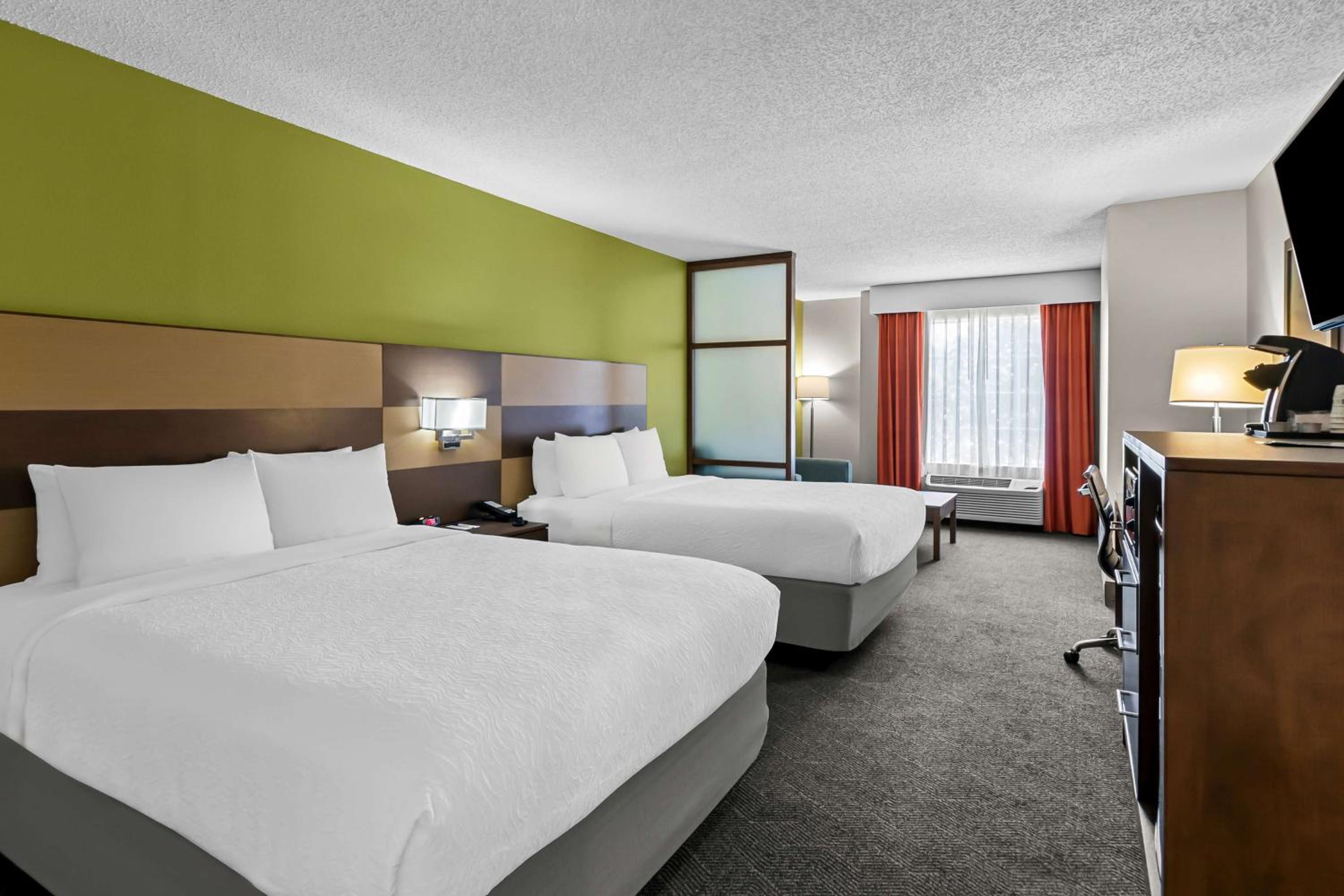 Queen Suite with Two Queen Beds and Sofa Bed - Non-Smoking - Photo 1