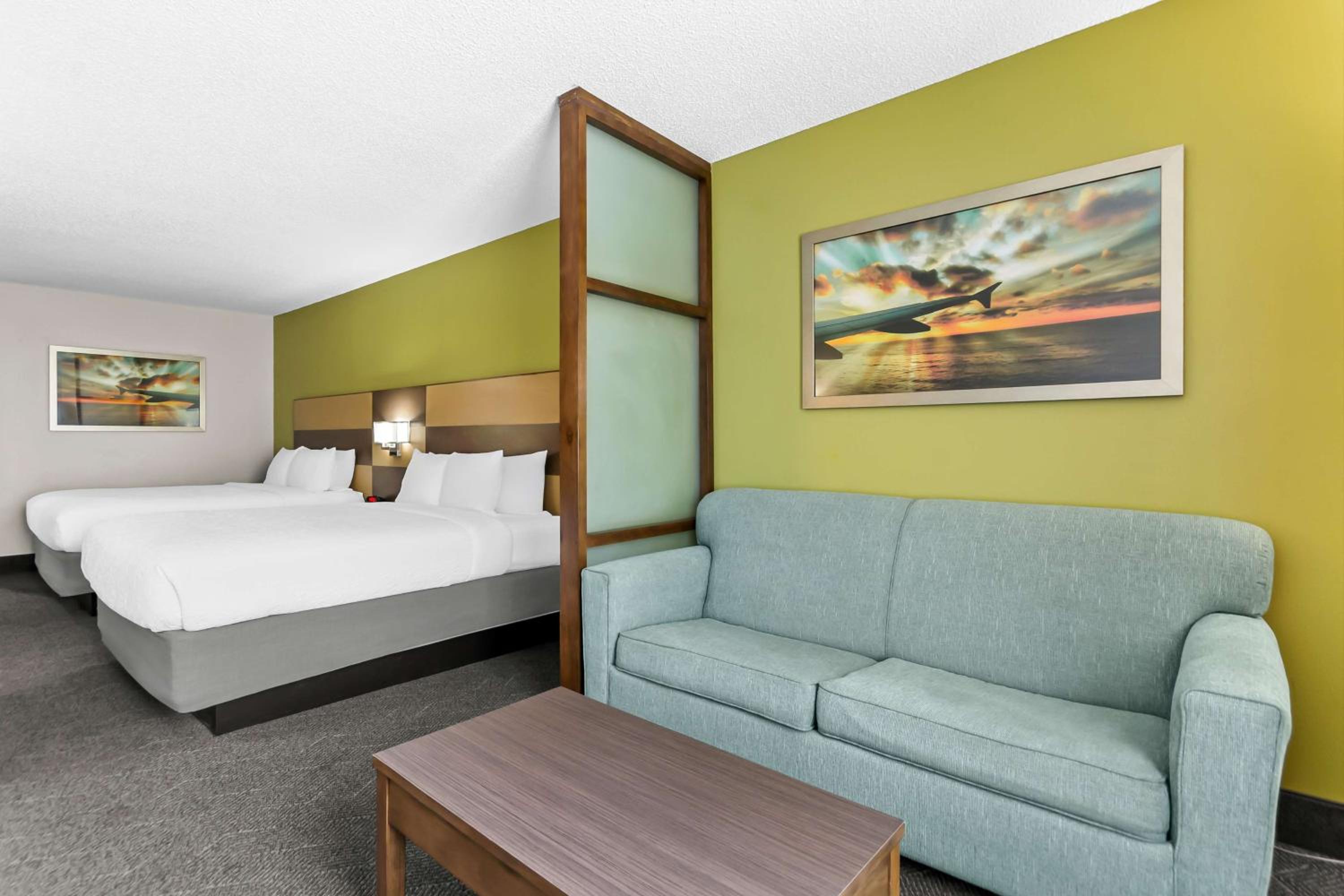 Queen Suite with Two Queen Beds and Sofa Bed - Non-Smoking - Photo 3