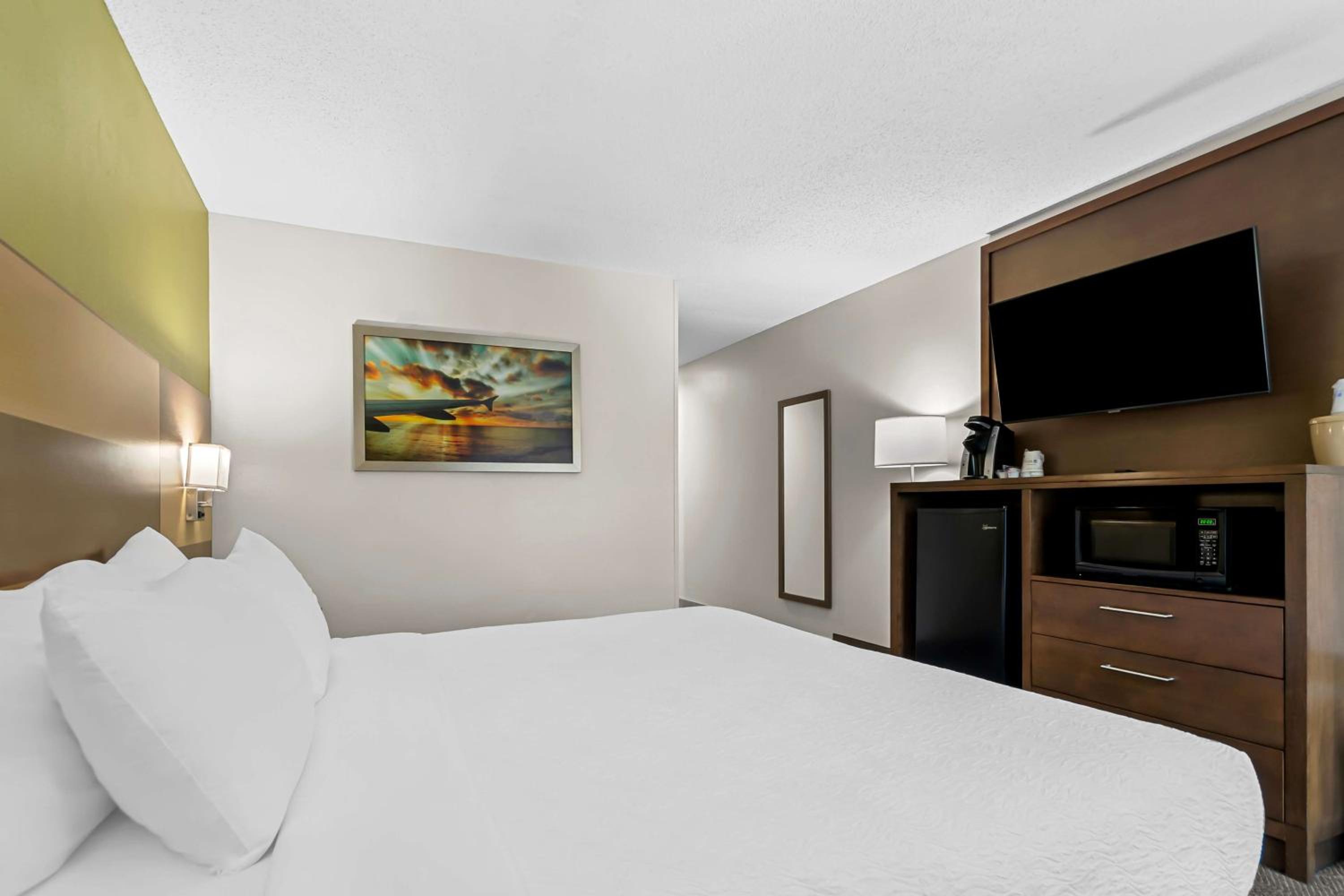 King Room with Roll-In Shower - Disability Access - Photo 2